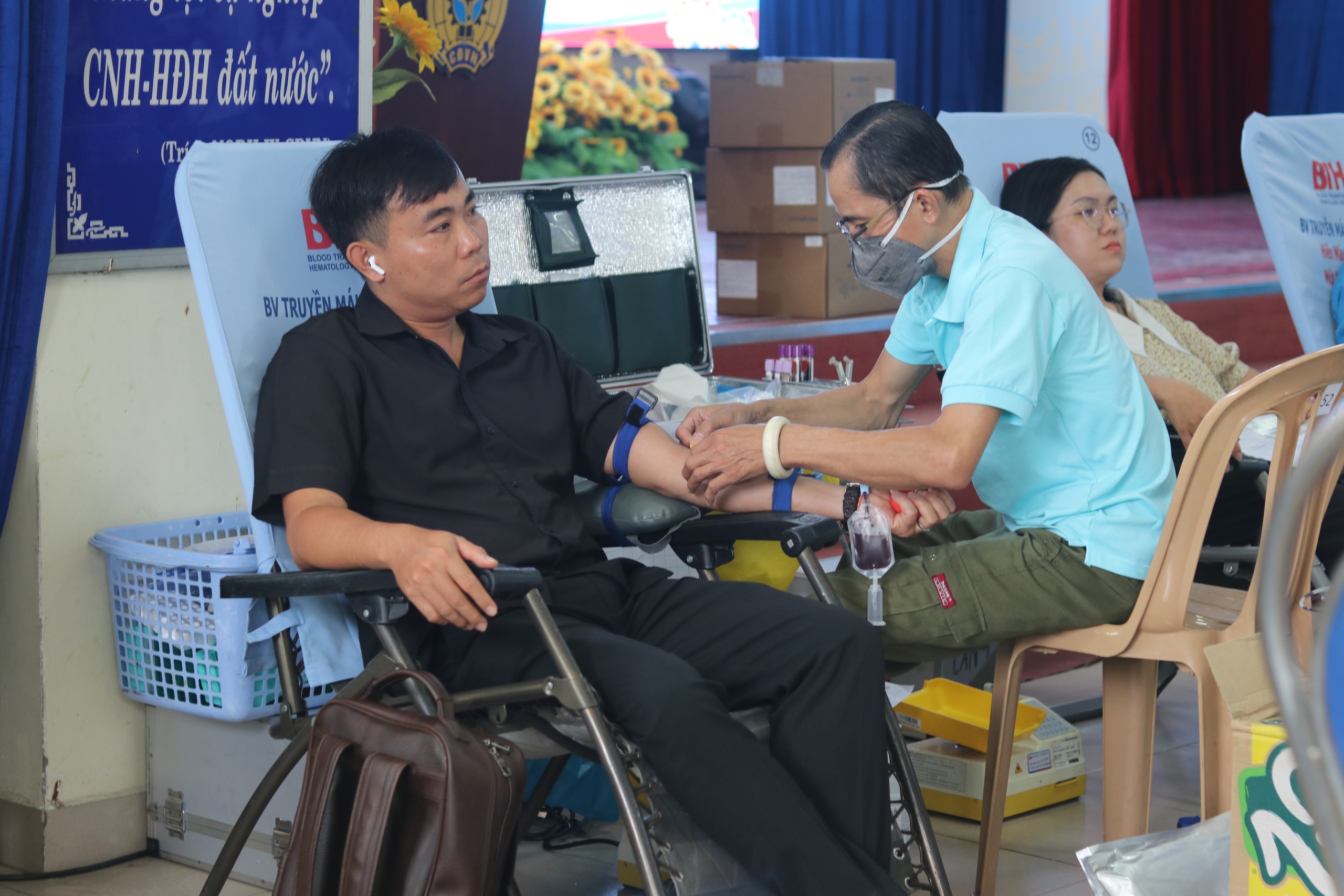 Hơn 150 CNVC-LĐ tham gia hiến m&aacute;u t&igrave;nh nguyện ch&agrave;o mừng Th&aacute;ng C&ocirc;ng nh&acirc;n- Ảnh 9.
