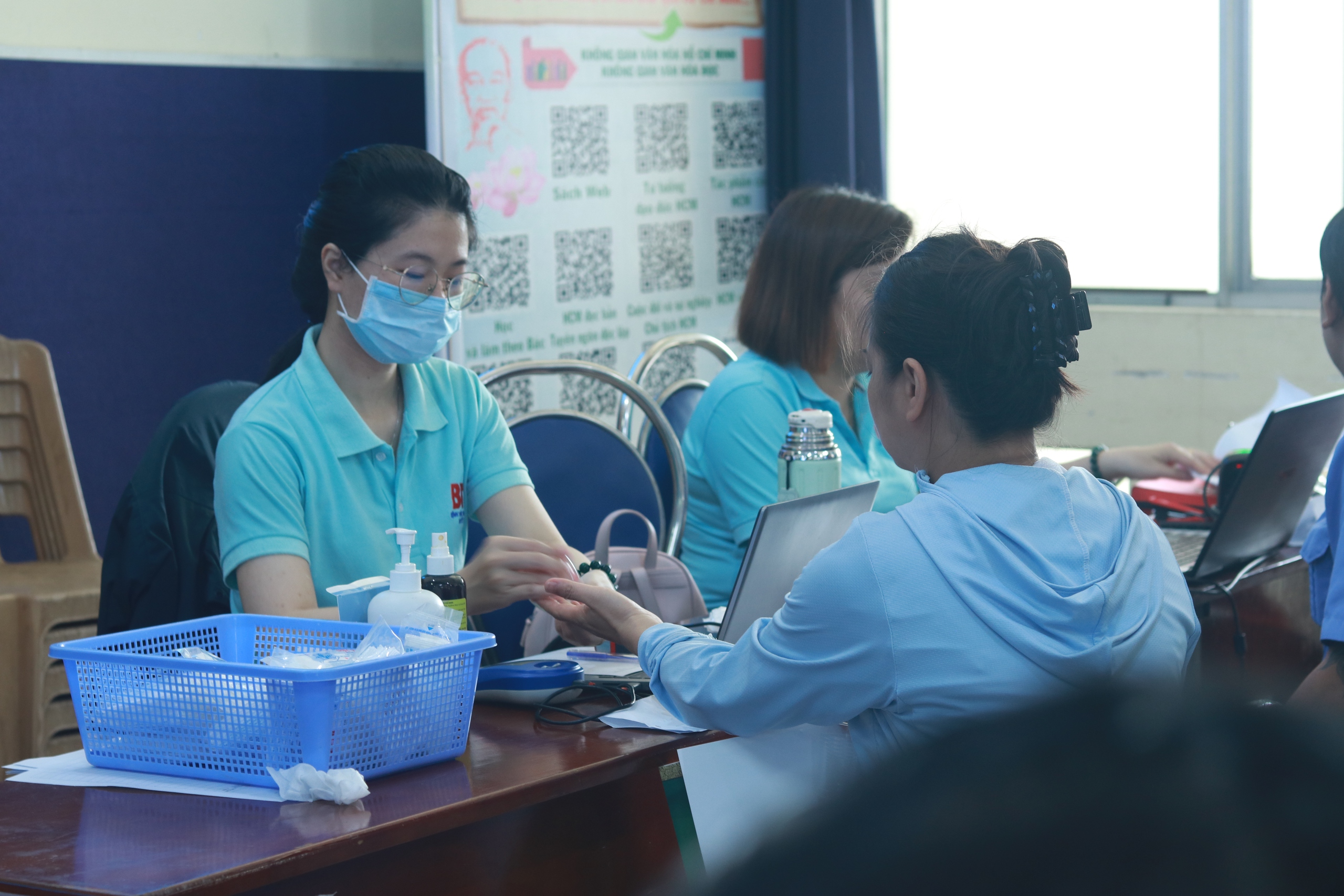 Hơn 150 CNVC-LĐ tham gia hiến m&aacute;u t&igrave;nh nguyện ch&agrave;o mừng Th&aacute;ng C&ocirc;ng nh&acirc;n- Ảnh 12.