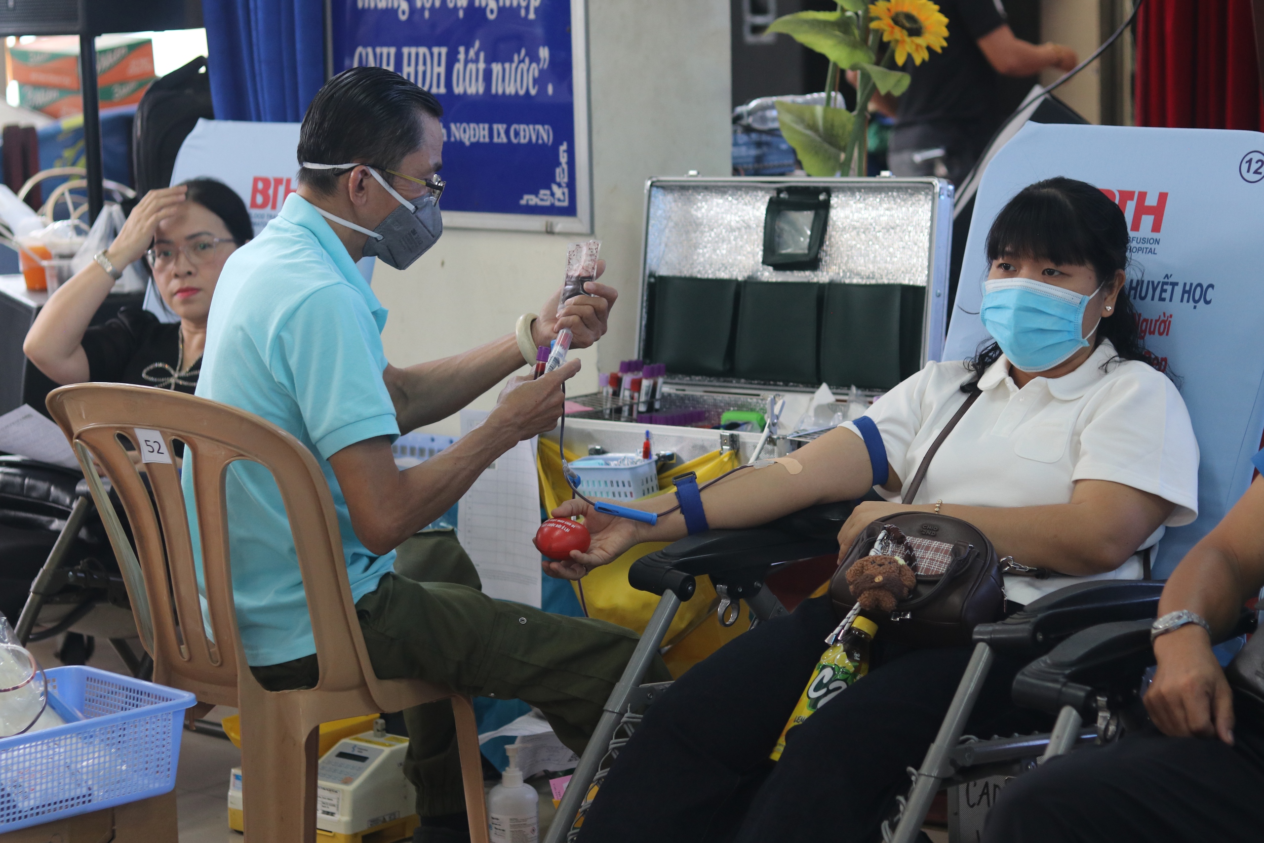 Hơn 150 CNVC-LĐ tham gia hiến m&aacute;u t&igrave;nh nguyện ch&agrave;o mừng Th&aacute;ng C&ocirc;ng nh&acirc;n- Ảnh 5.