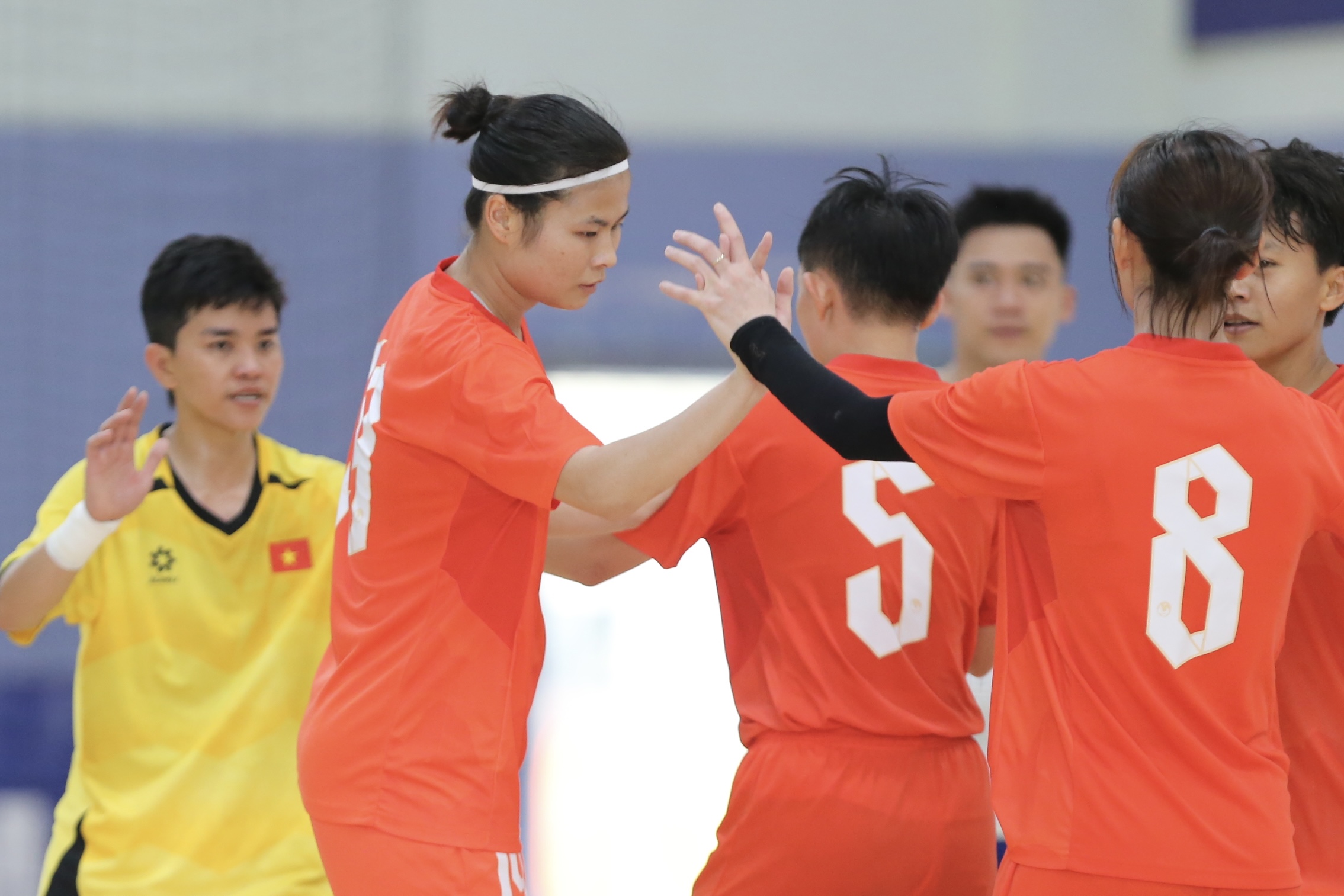 Tuyển futsal nữ Việt Nam c&oacute; trận h&ograve;a kịch t&iacute;nh trước chuyến tập huấn Nhật Bản- Ảnh 2.