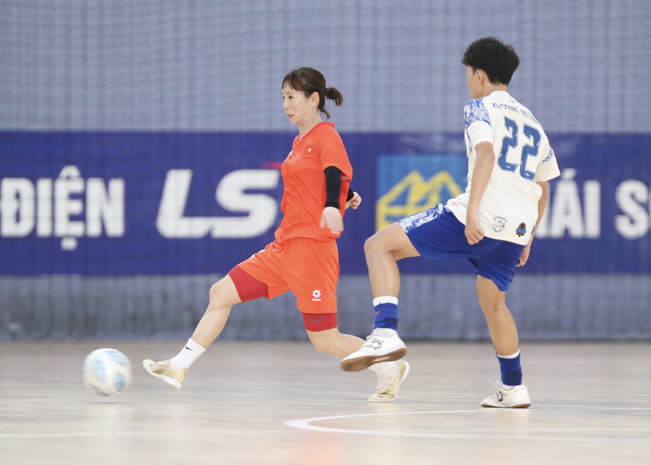 Tuyển futsal nữ Việt Nam c&oacute; trận h&ograve;a kịch t&iacute;nh trước chuyến tập huấn Nhật Bản- Ảnh 1.