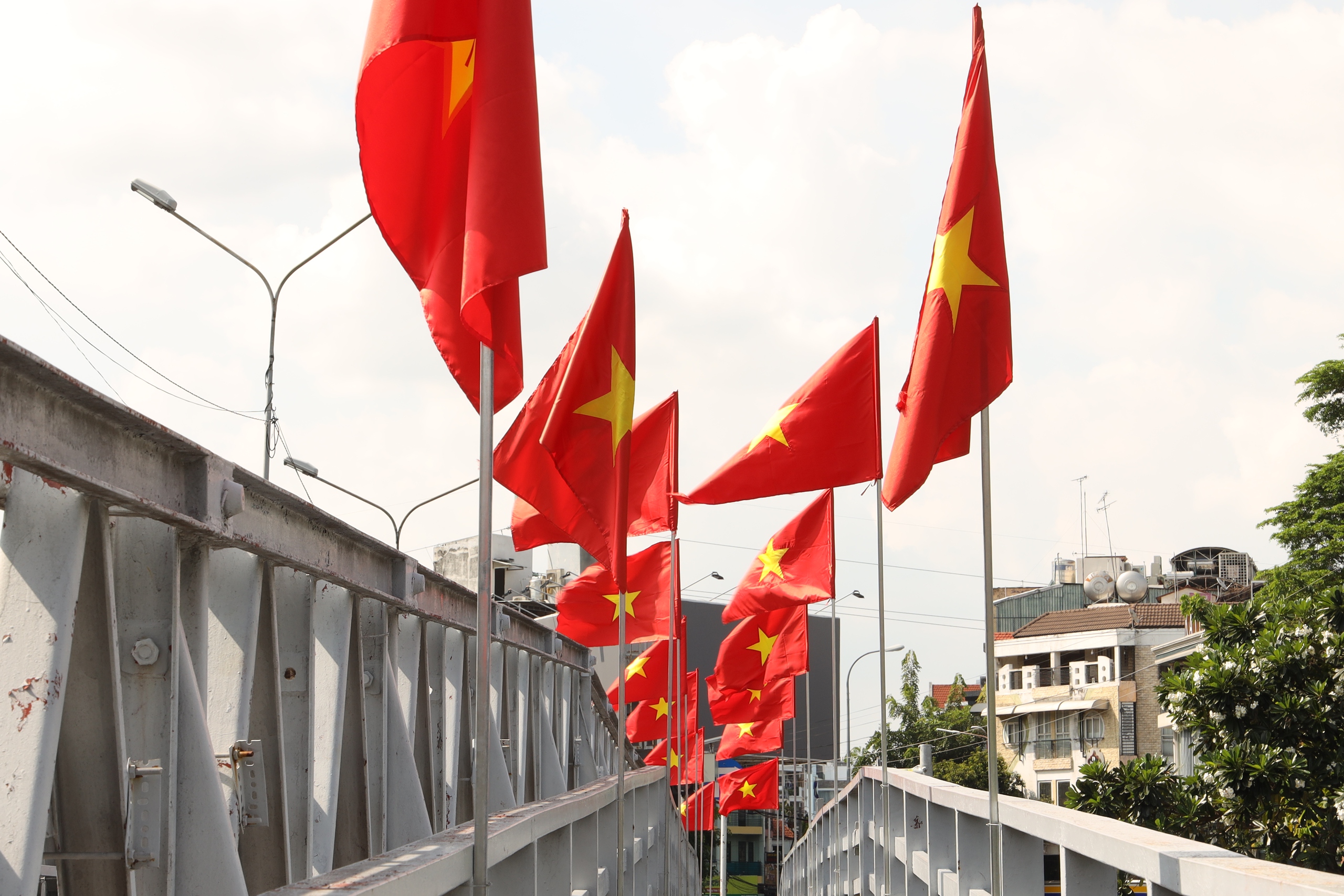 Hình ảnh TP HCM ngập tràn sắc đỏ- Ảnh 7.