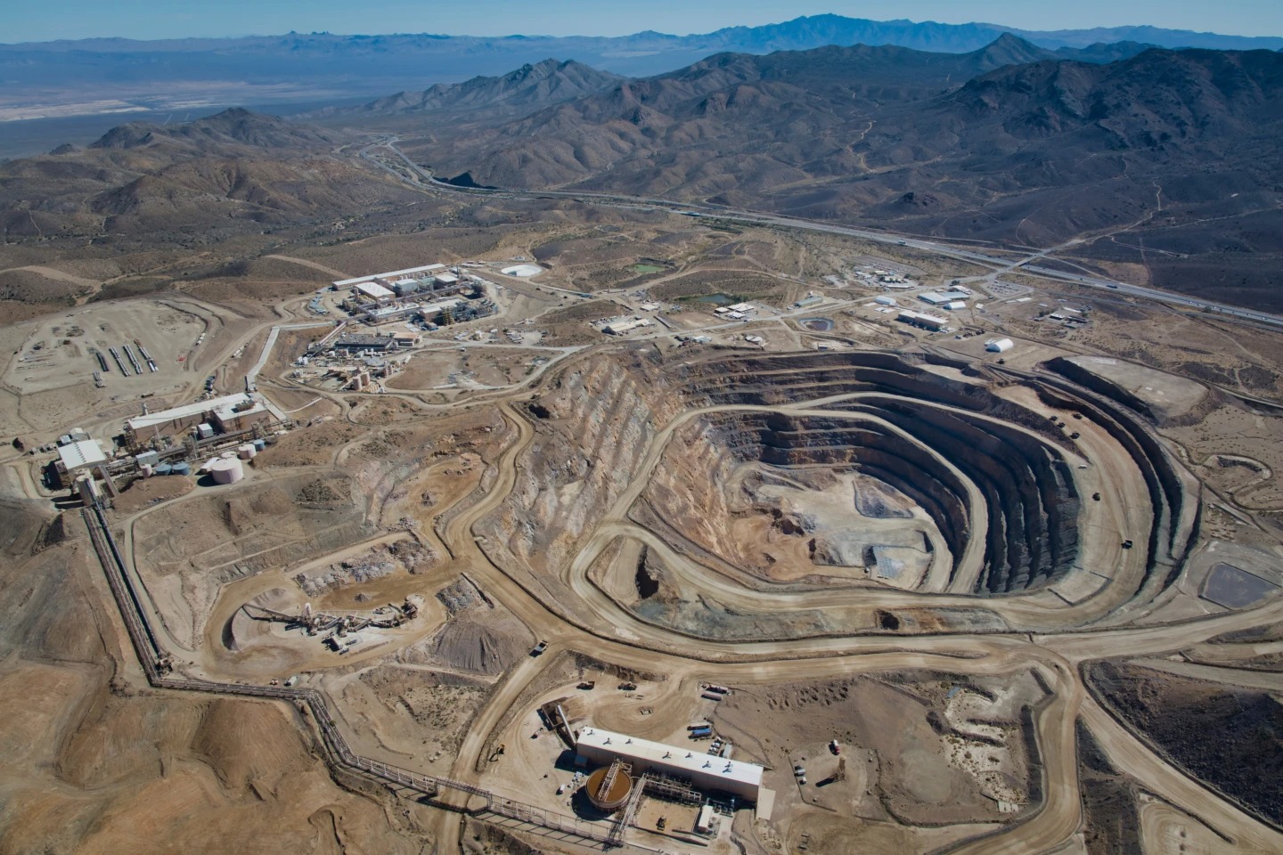 Cảnh quay từ tr&ecirc;n cao mỏ đất hiếm Mountain Pass ở sa mạc Mojave thuộc bang Californiac &ndash; Mỹ. Ảnh: AP
