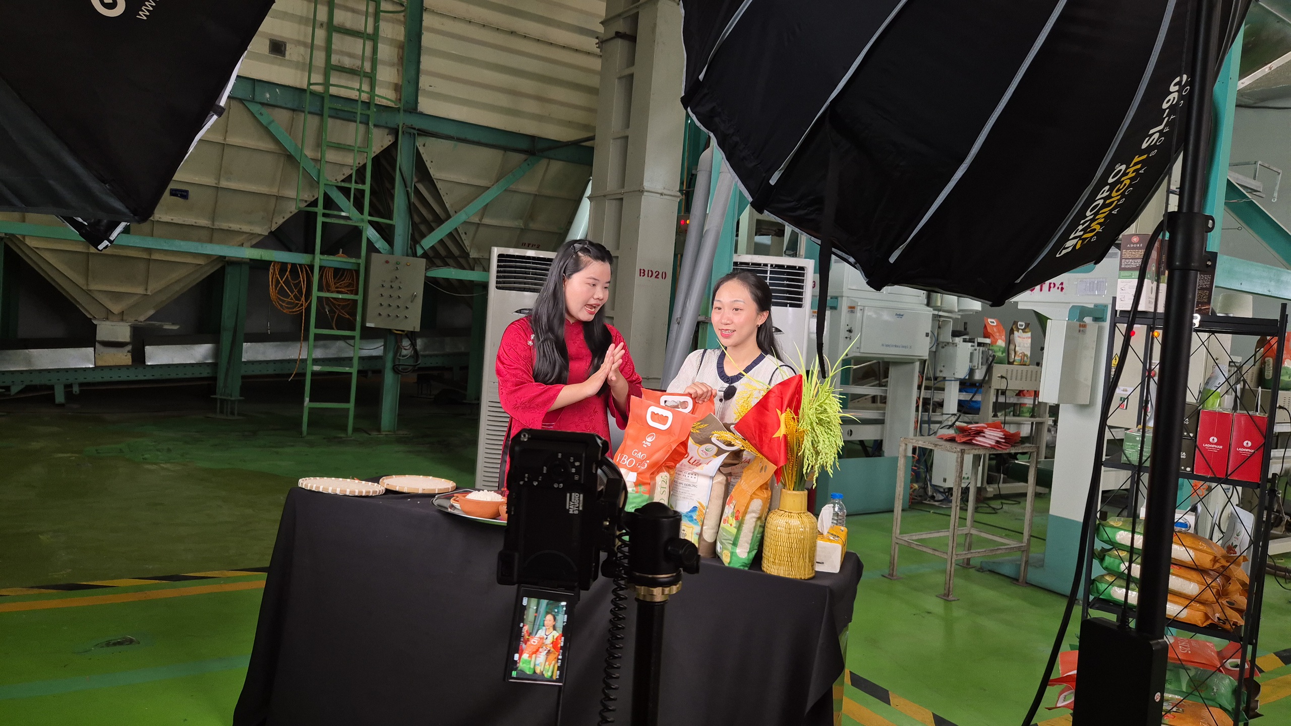 CEO Việt kiều livestream bán gạo tại nhà máy- Ảnh 3.