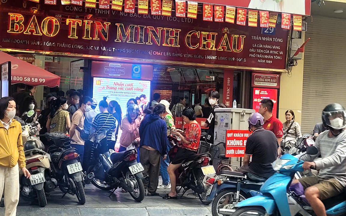 Tiệm báo hết vàng, khách vẫn xếp hàng dài chờ mua