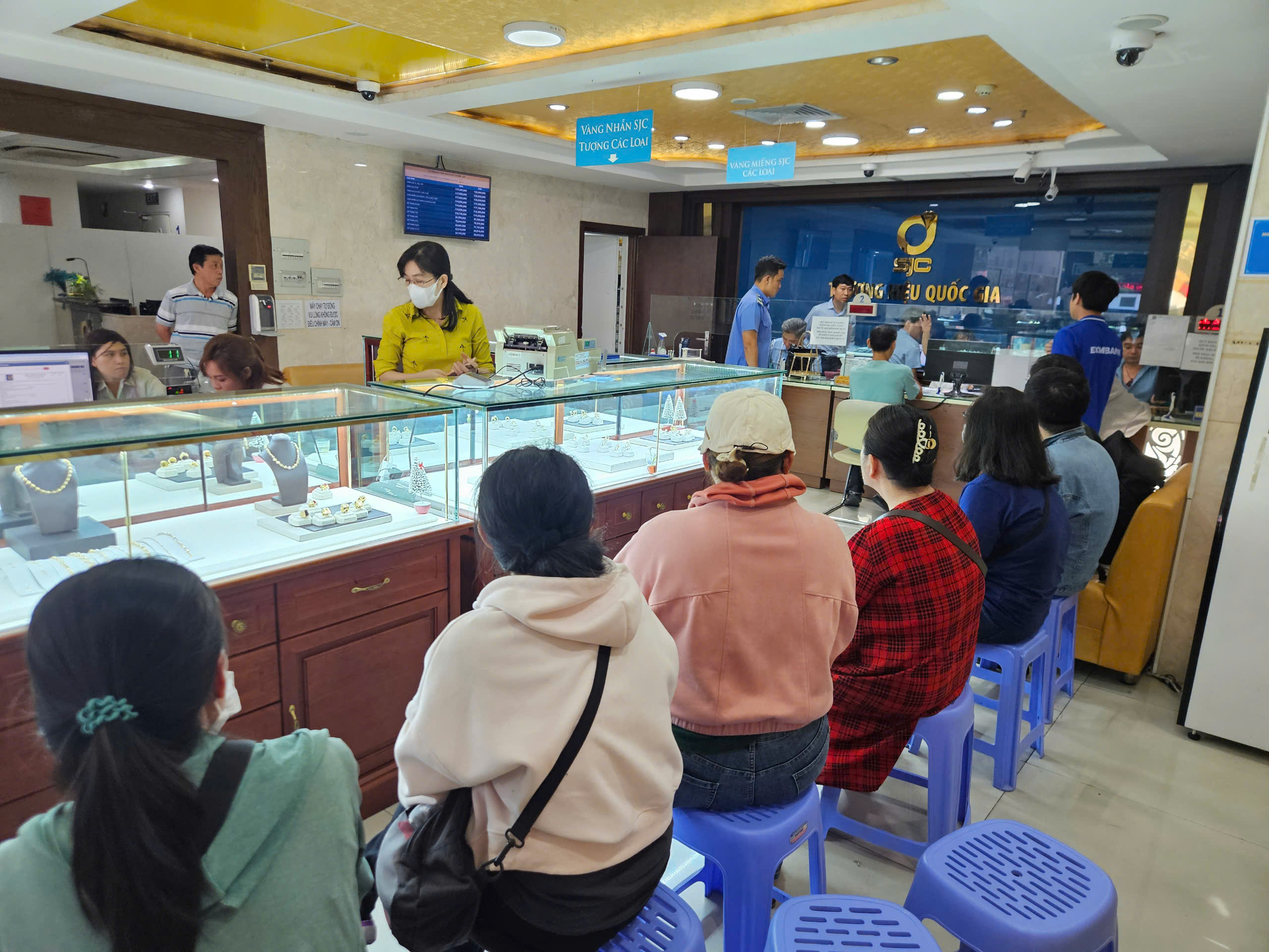 Giá vàng miếng SJC, vàng nhẫn rớt thẳng đứng sau một ngày có "chỉ đạo nóng"- Ảnh 2.