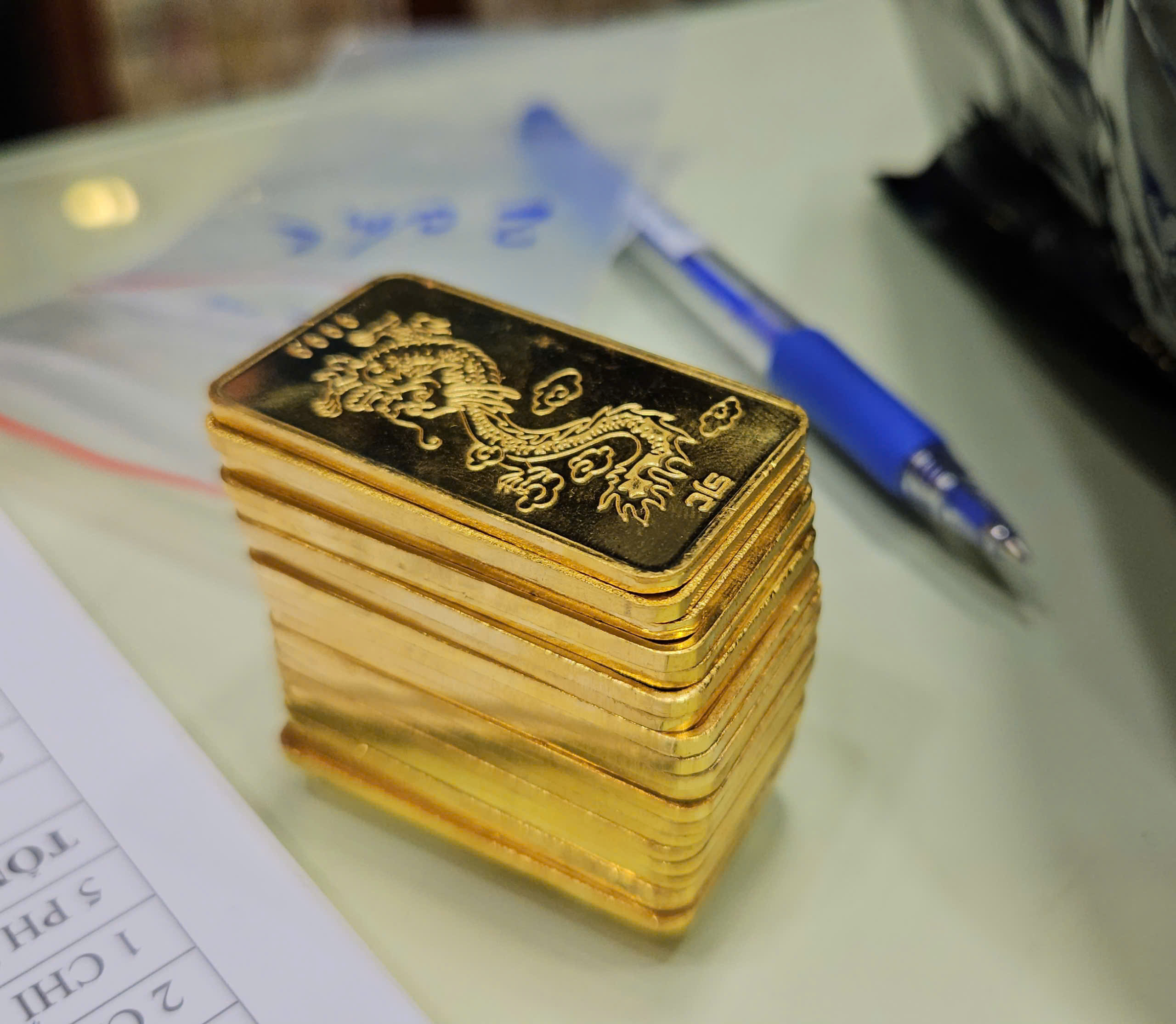 Tối 23-4, giá vàng rớt thẳng đứng - Ảnh 1.