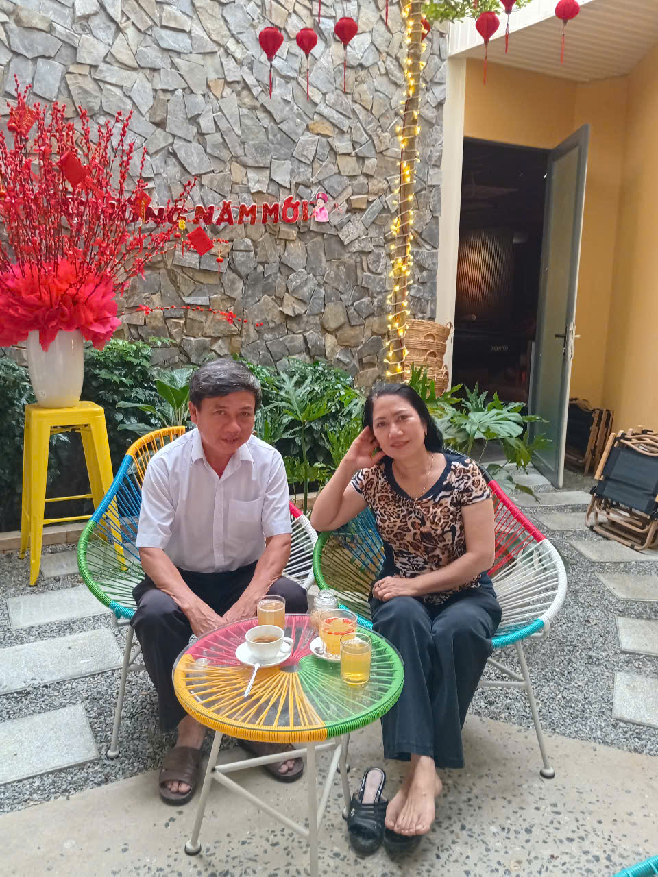 Vợ chồng tác giả uống cà phê cuối tuần