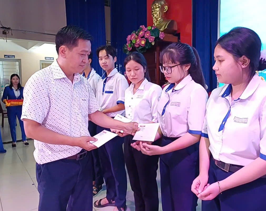 B&aacute;o Người Lao Động trao 150 suất hỗ trợ học tập tại 3 huyện ở Long An- Ảnh 20.