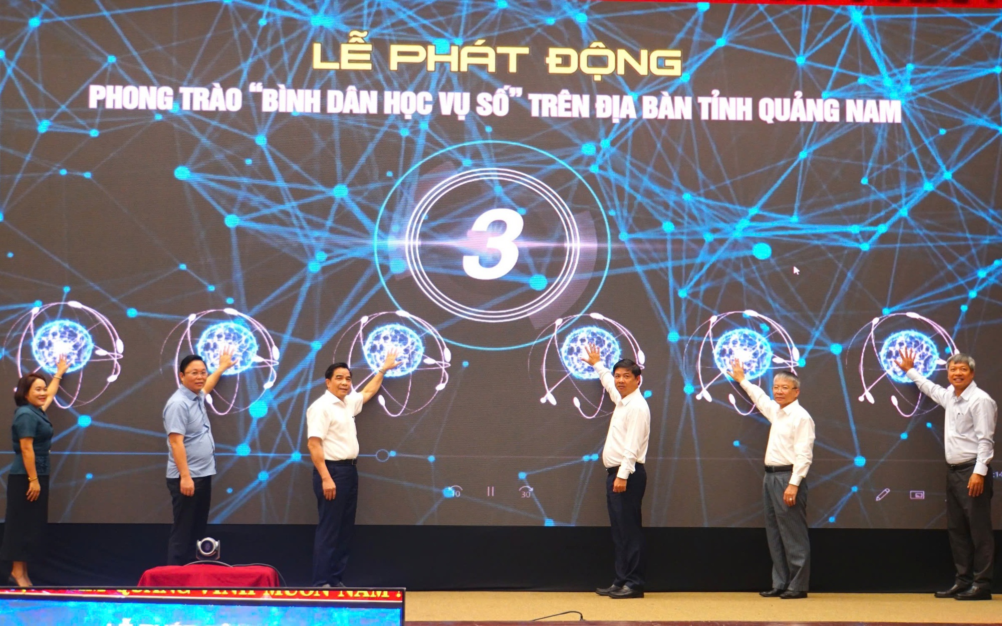 Bí thư, Chủ tịch tỉnh Quảng Nam phát động phong trào "Bình dân học vụ số"