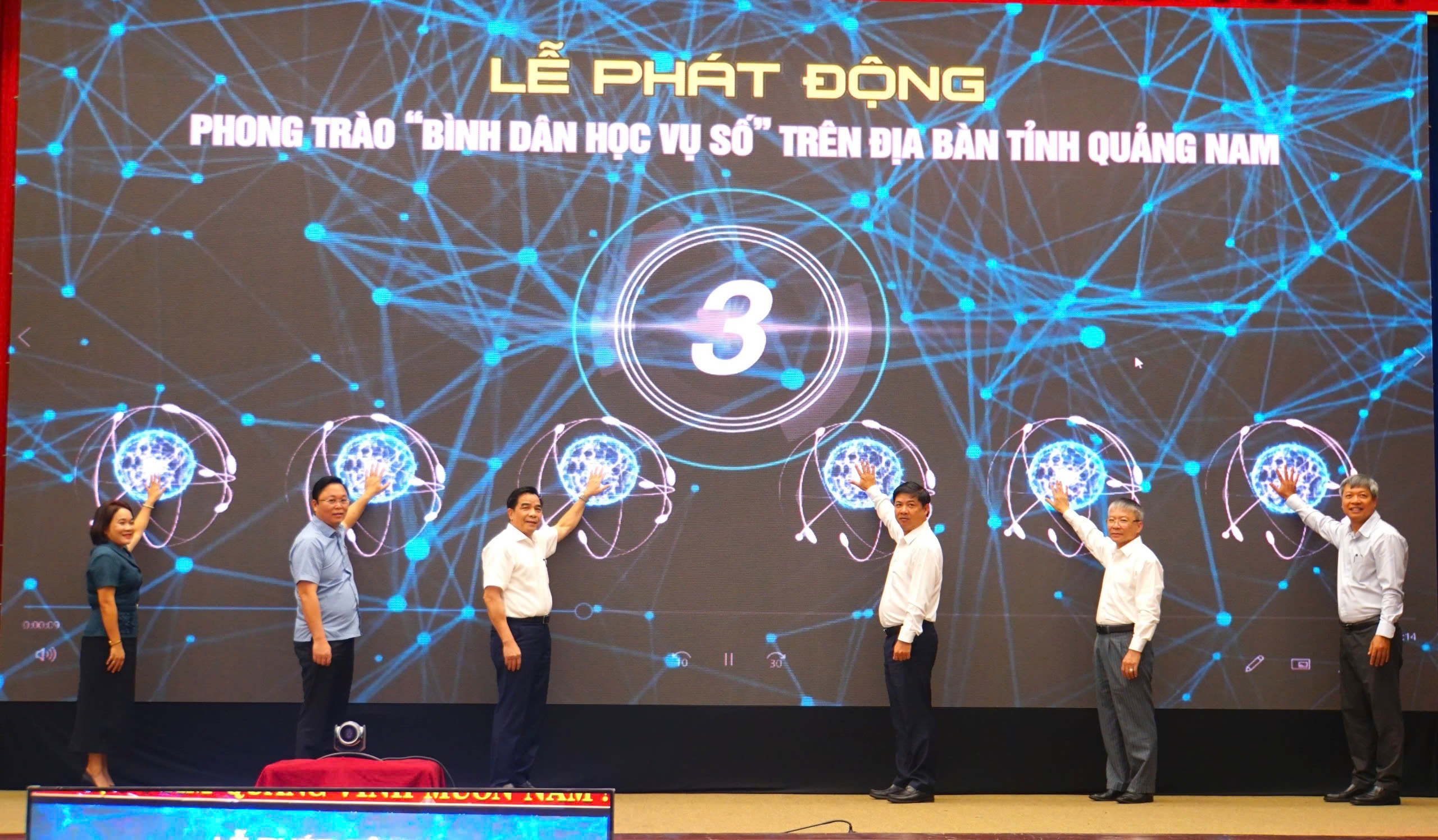 B&iacute; thư, Chủ tịch tỉnh Quảng Nam ph&aacute;t động phong tr&agrave;o "B&igrave;nh d&acirc;n học vụ số"- Ảnh 1.