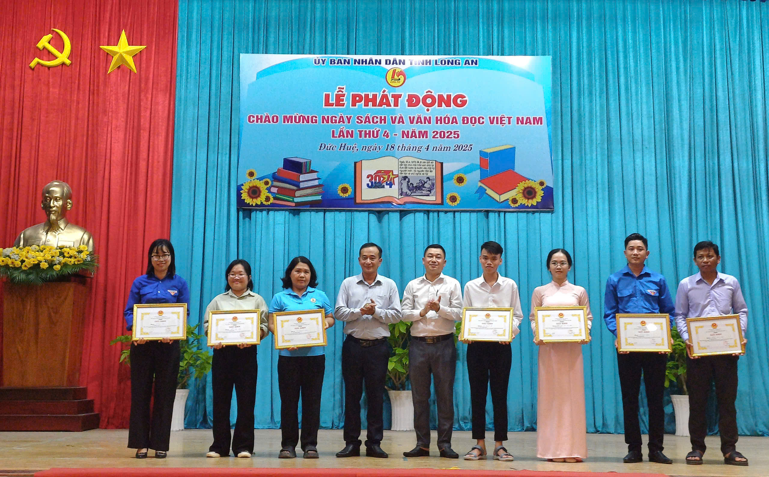 B&aacute;o Người Lao Động trao 150 suất hỗ trợ học tập tại 3 huyện ở Long An- Ảnh 12.