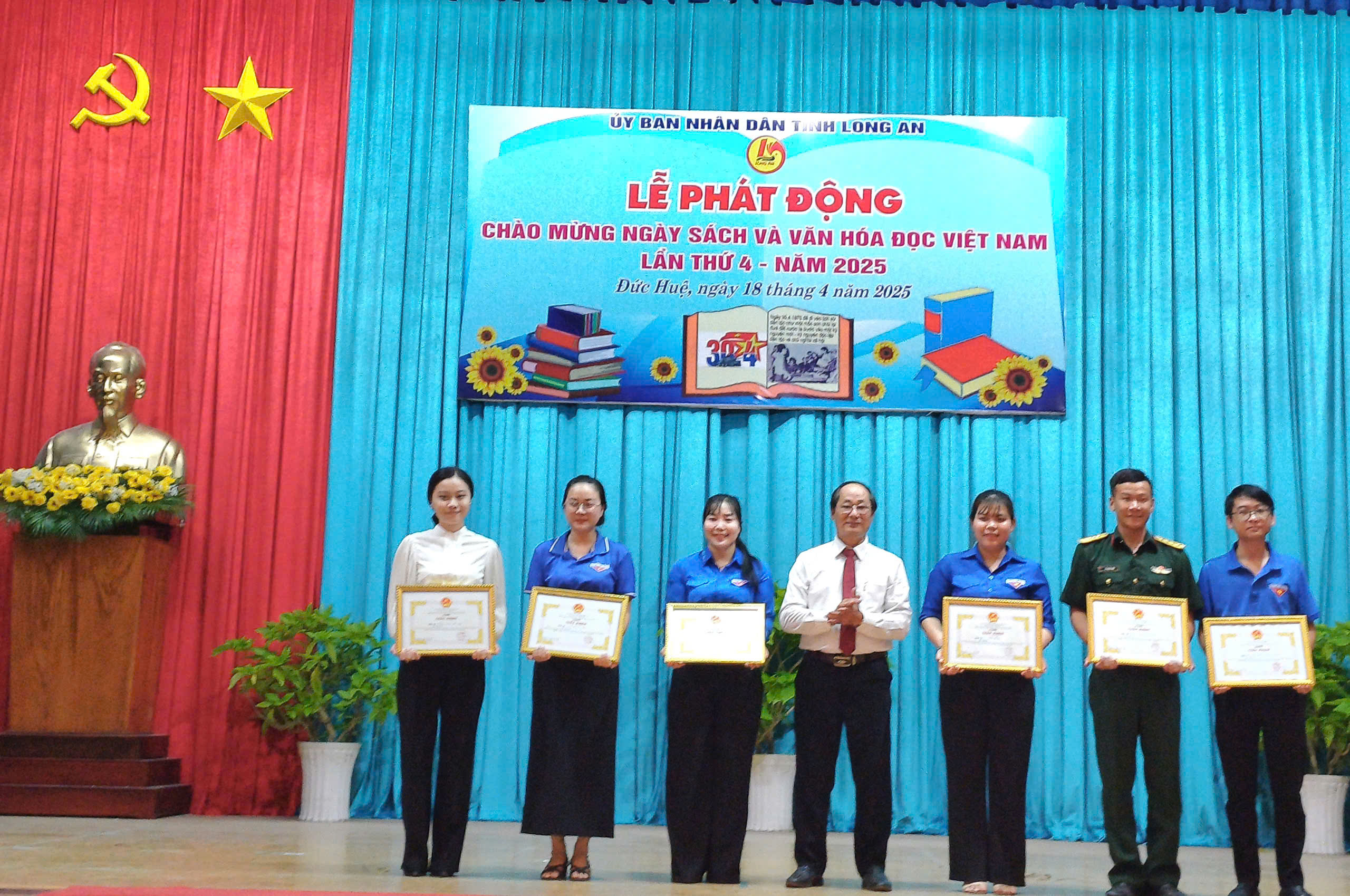 B&aacute;o Người Lao Động trao 150 suất hỗ trợ học tập tại 3 huyện ở Long An- Ảnh 13.