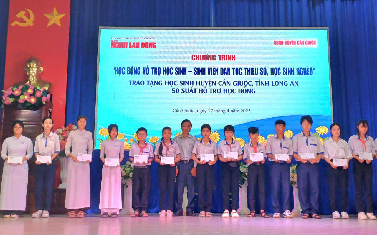 B&aacute;o Người Lao Động trao 150 suất hỗ trợ học tập tại 3 huyện ở Long An- Ảnh 22.