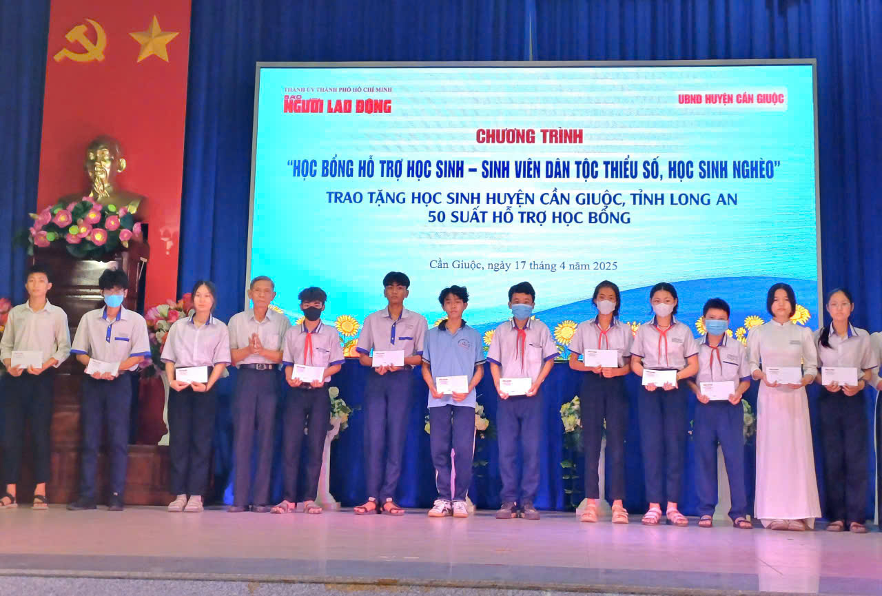B&aacute;o Người Lao Động trao 150 suất hỗ trợ học tập tại 3 huyện ở Long An- Ảnh 23.