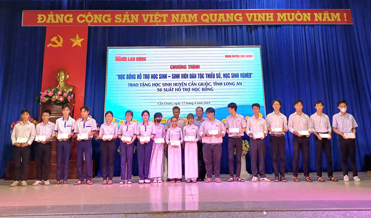 B&aacute;o Người Lao Động trao 150 suất hỗ trợ học tập tại 3 huyện ở Long An- Ảnh 24.
