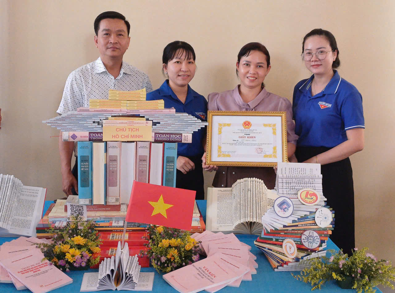 B&aacute;o Người Lao Động trao 150 suất hỗ trợ học tập tại 3 huyện ở Long An- Ảnh 19.