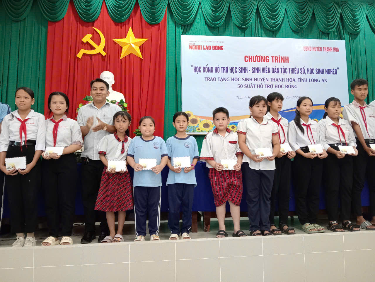 B&aacute;o Người Lao Động trao 150 suất hỗ trợ học tập tại 3 huyện ở Long An- Ảnh 3.