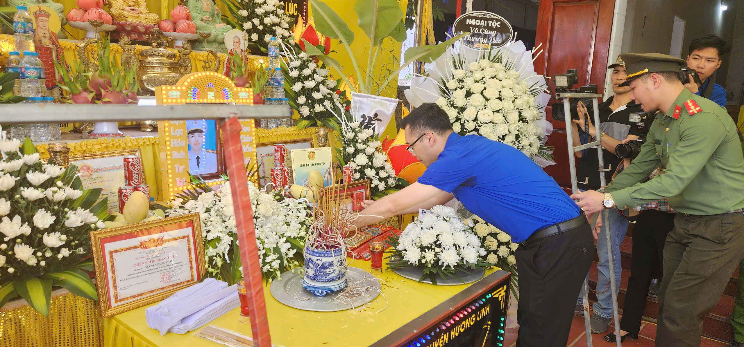 B&aacute;o Người Lao Động trao 10 triệu đồng hỗ trợ gia đ&igrave;nh Thiếu t&aacute; C&ocirc;ng an hy sinh khi bắt tội phạm- Ảnh 3.