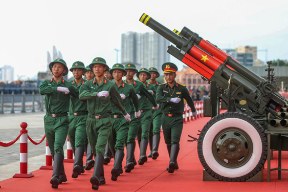 Các chiến sĩ thuộc Lữ đoàn 96 thuộc Binh chủng Pháo binh diễn tập bắn đại bác tại bến Bạch Đằng Ảnh: HOÀNG TRIỀU