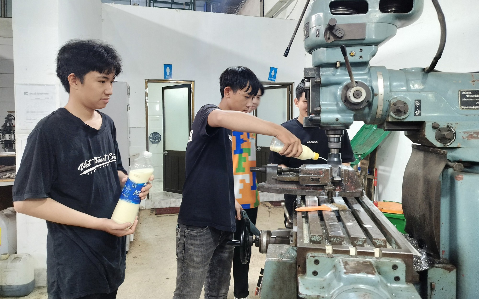Có nên "kèm" người mới?