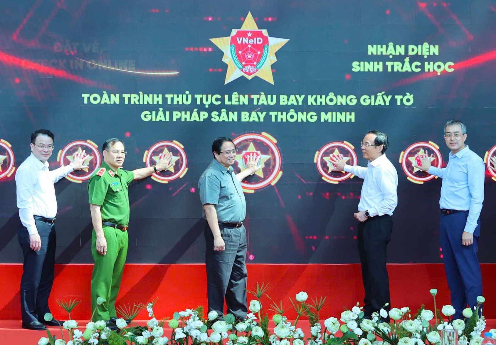 Thủ tướng Chính phủ Phạm Minh Chính cùng lãnh đạo các bộ, ban, ngành khởi động tính năng Toàn trình thủ tục lên m&aacute;y bay không cần giấy tờ với nhận diện sinh trắc học qua ứng dụng VNEID