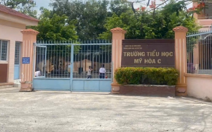 Uống trà sữa do người lạ đưa, nhiều học sinh nhập viện