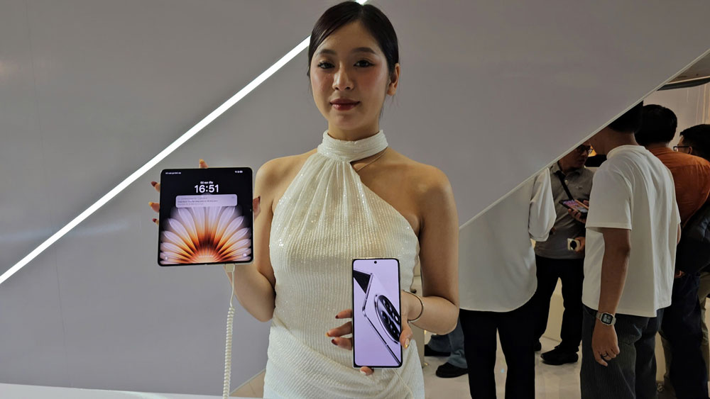 Smartphone OPPO Find N5 được thiết kế mặt lưng bằng vật liệu sợi chuẩn máy bay tăng 30% độ bền. Ảnh: PHẠM ANH PHÚ