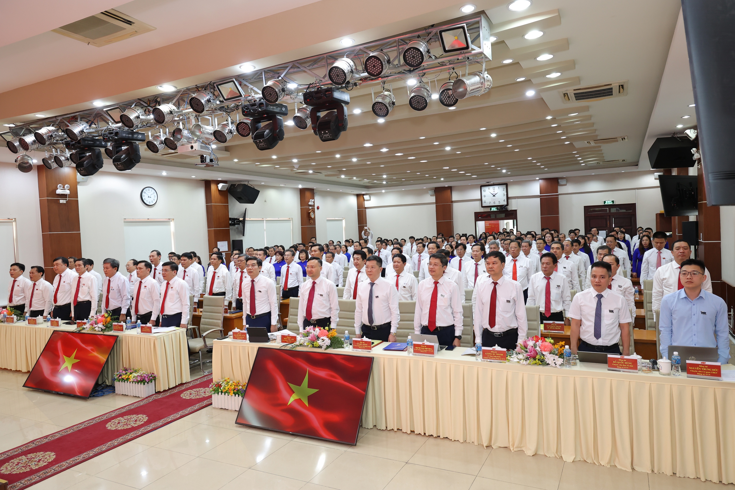 &Ocirc;ng L&ecirc; Văn Trang tiếp tục được t&iacute;n nhiệm giữ chức B&iacute; thư Đảng ủy EVNSPC- Ảnh 2.