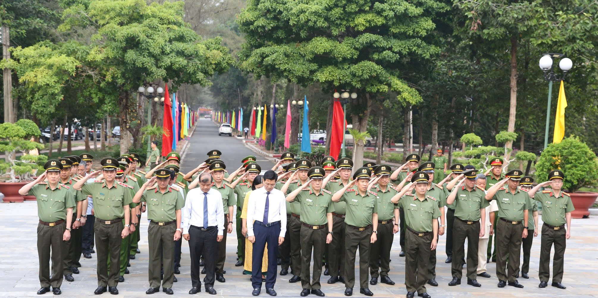Bộ trưởng Bộ C&ocirc;ng an Lương Tam Quang d&acirc;ng hương c&aacute;c Anh h&ugrave;ng liệt sĩ tại T&acirc;y Ninh- Ảnh 1.