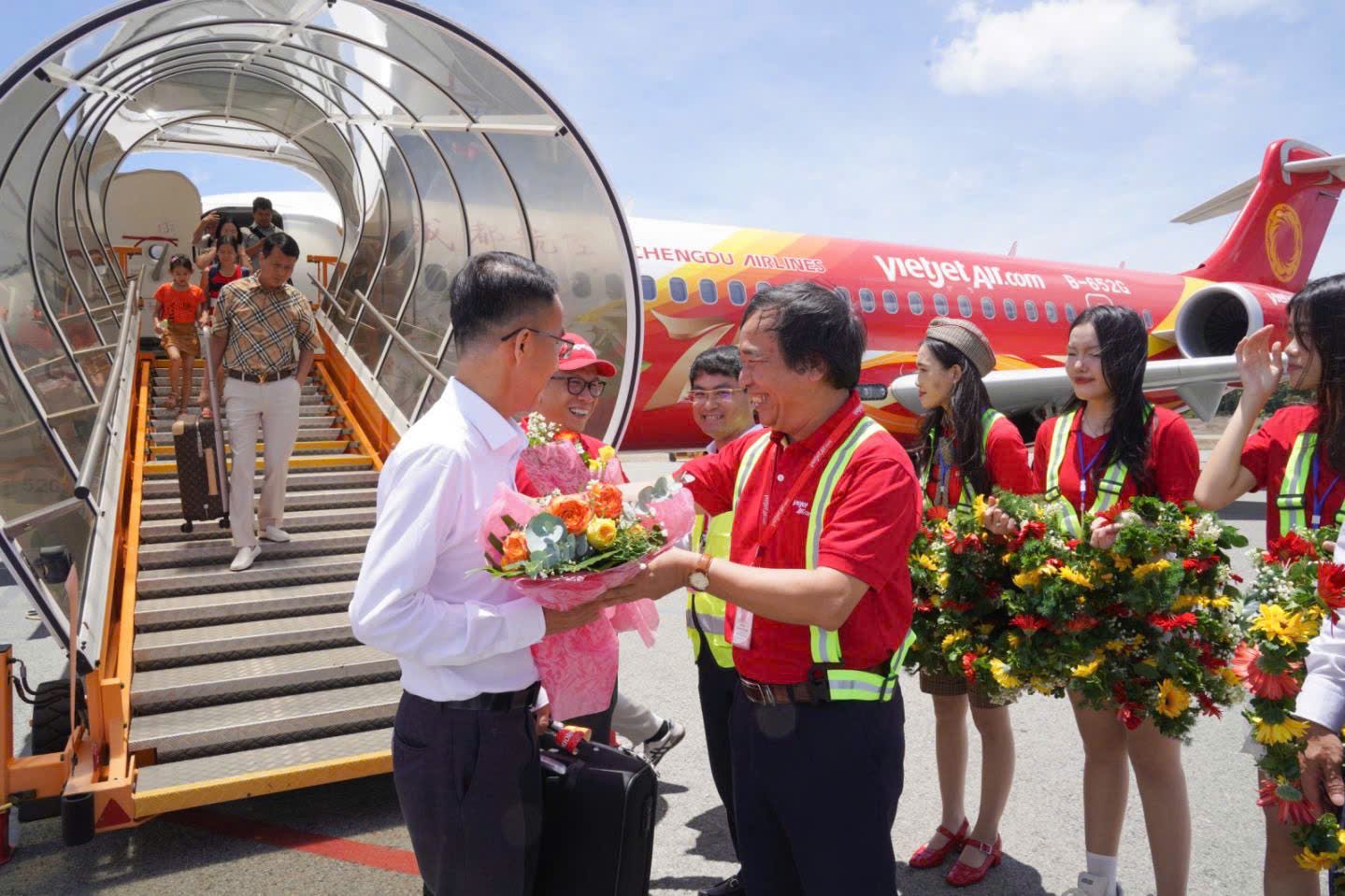 Vietjet mở hai đường bay thẳng đến Côn Đảo, khai thác bằng máy bay COMAC- Ảnh 4.
