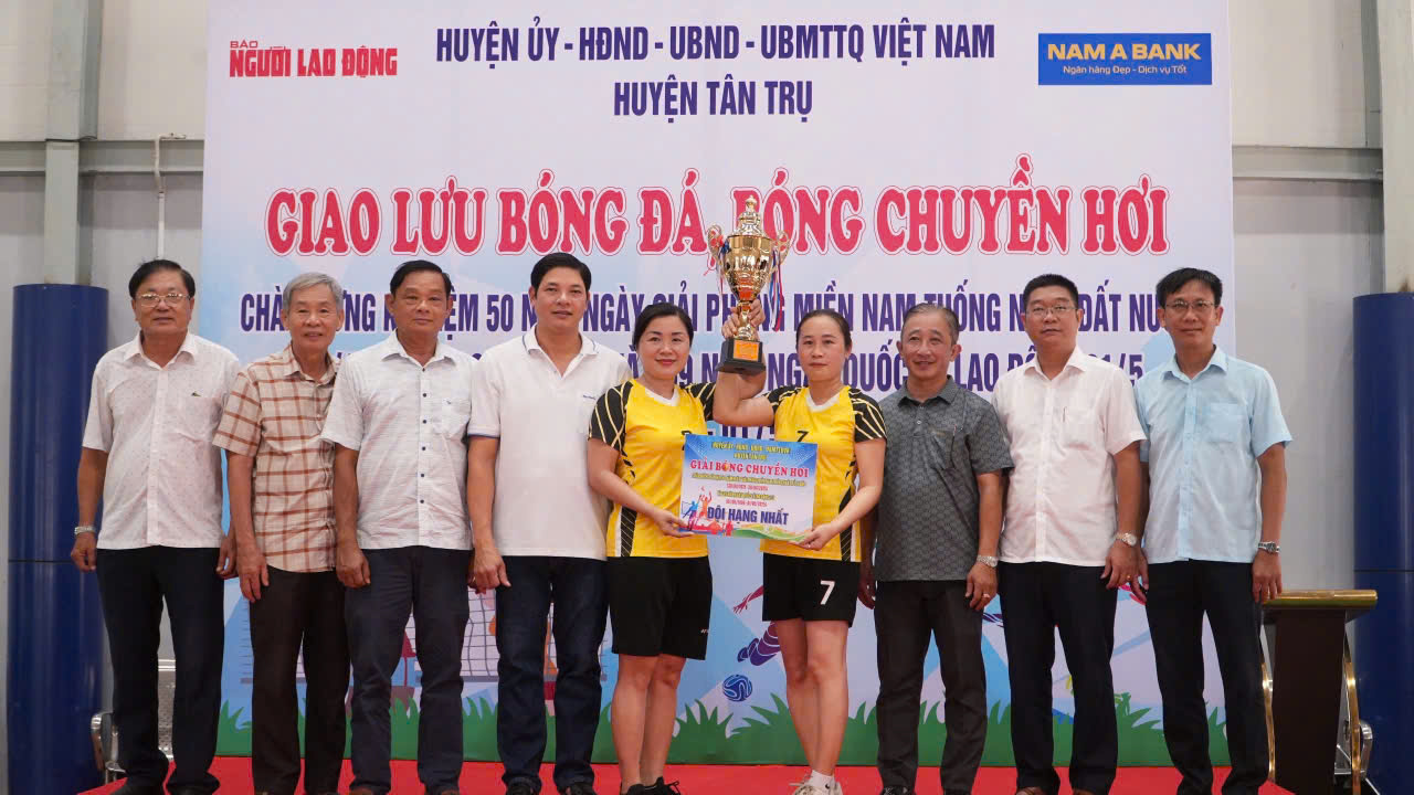Giao lưu bóng đá, bóng chuyền giữa Báo Người Lao Động với các đơn vị tỉnh Long An- Ảnh 1.