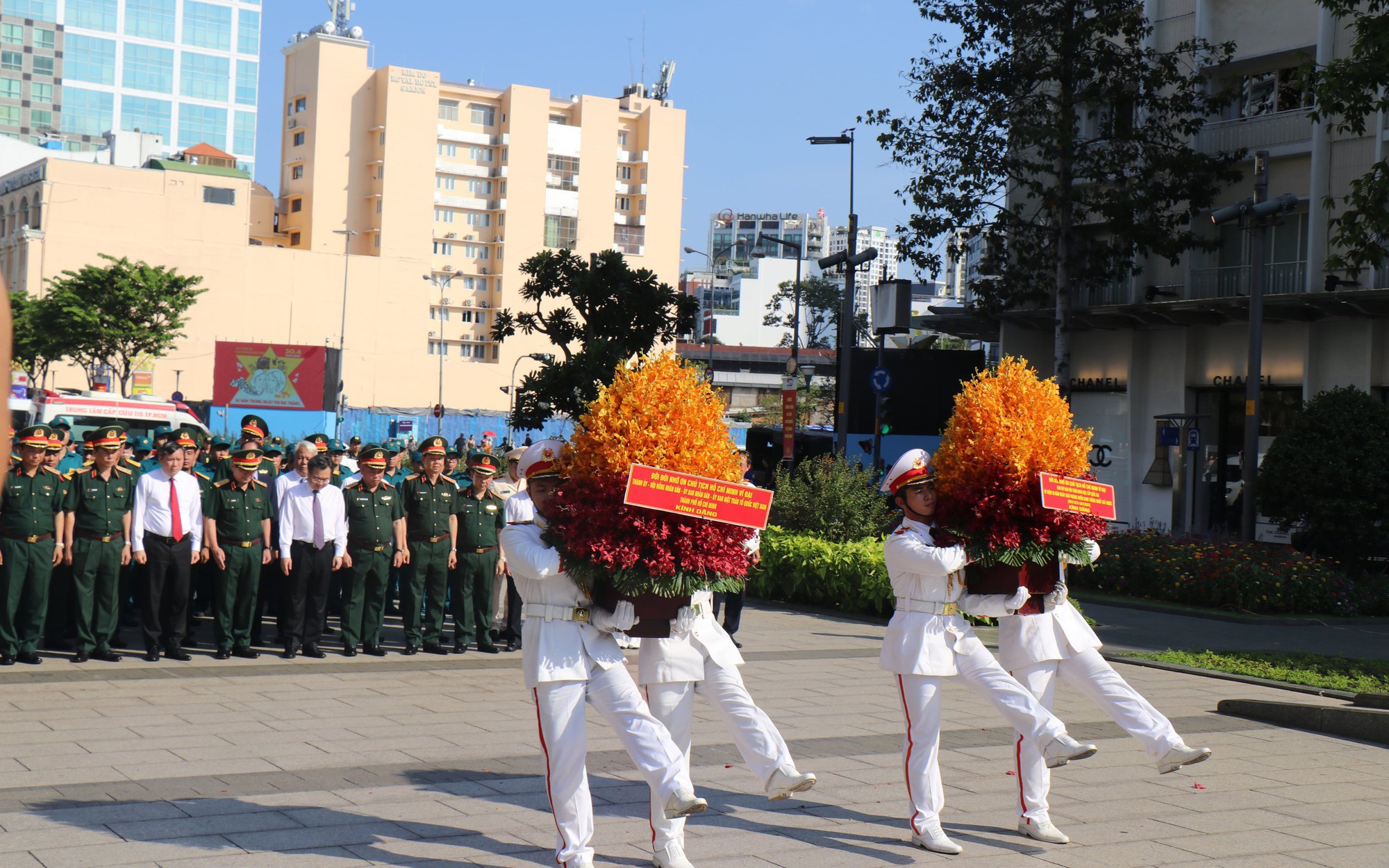 Dâng hoa tưởng niệm Chủ tịch Hồ Chí Minh nhân dịp kỷ niệm 50 năm thống nhất đất nước