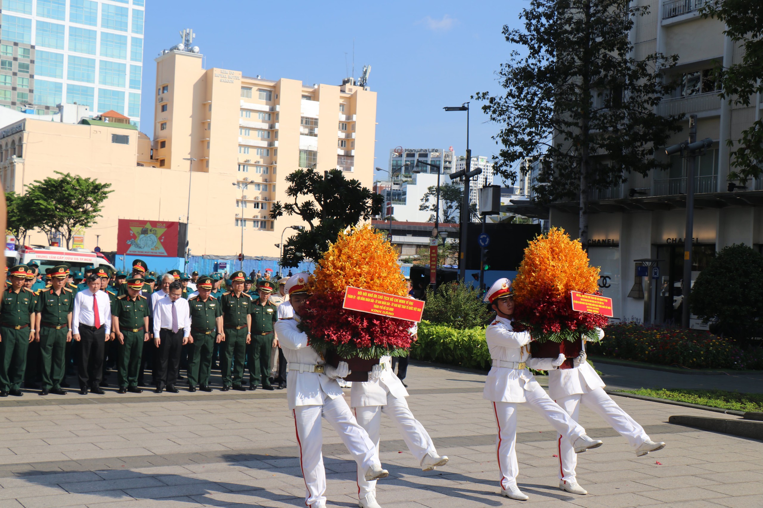Dâng hoa tưởng niệm Chủ tịch Hồ Chí Minh nhân dịp kỷ niệm 50 năm thống nhất đất nước- Ảnh 1.
