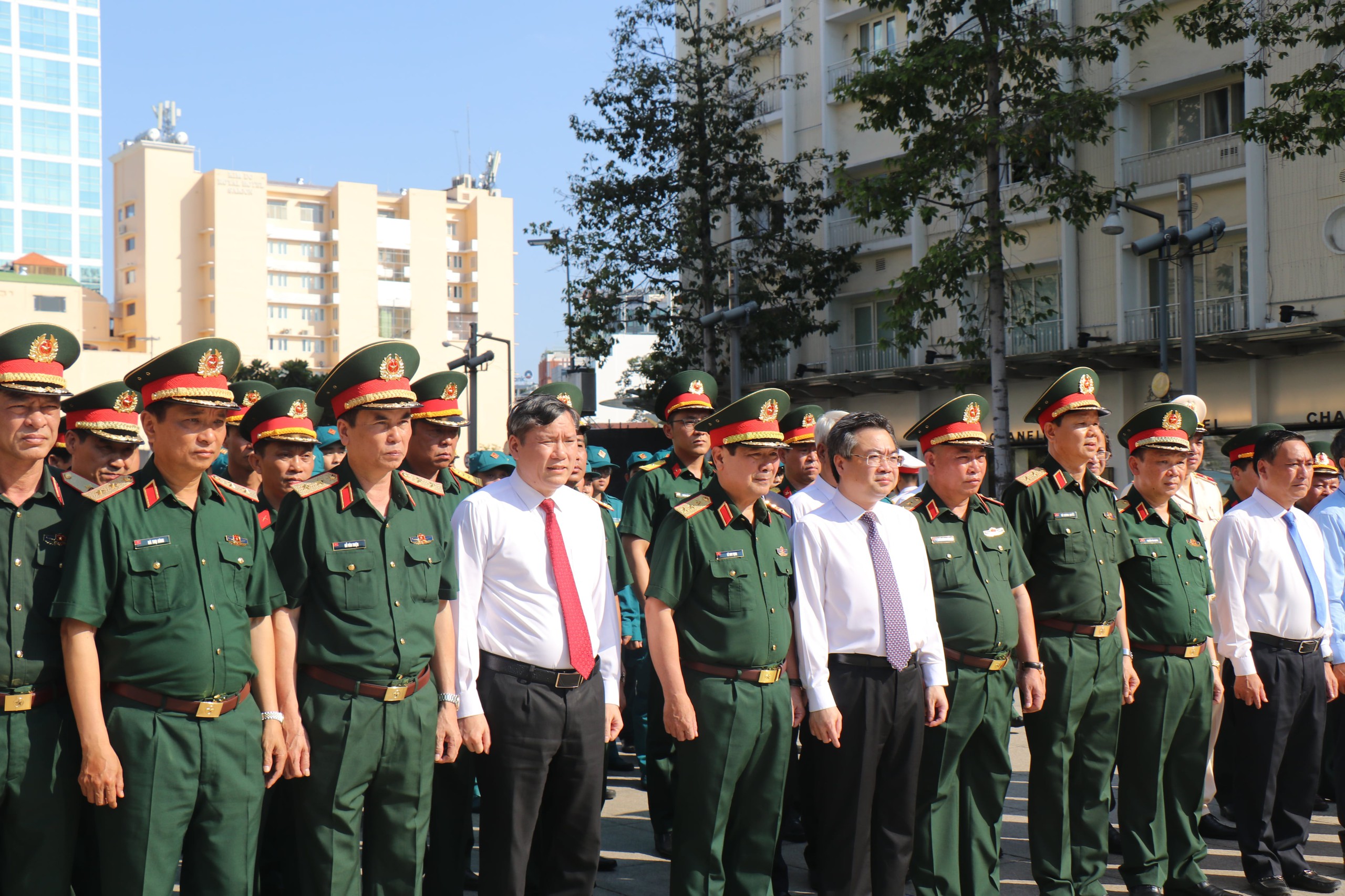 Dâng hoa tưởng niệm Chủ tịch Hồ Chí Minh nhân dịp kỷ niệm 50 năm thống nhất đất nước- Ảnh 2.