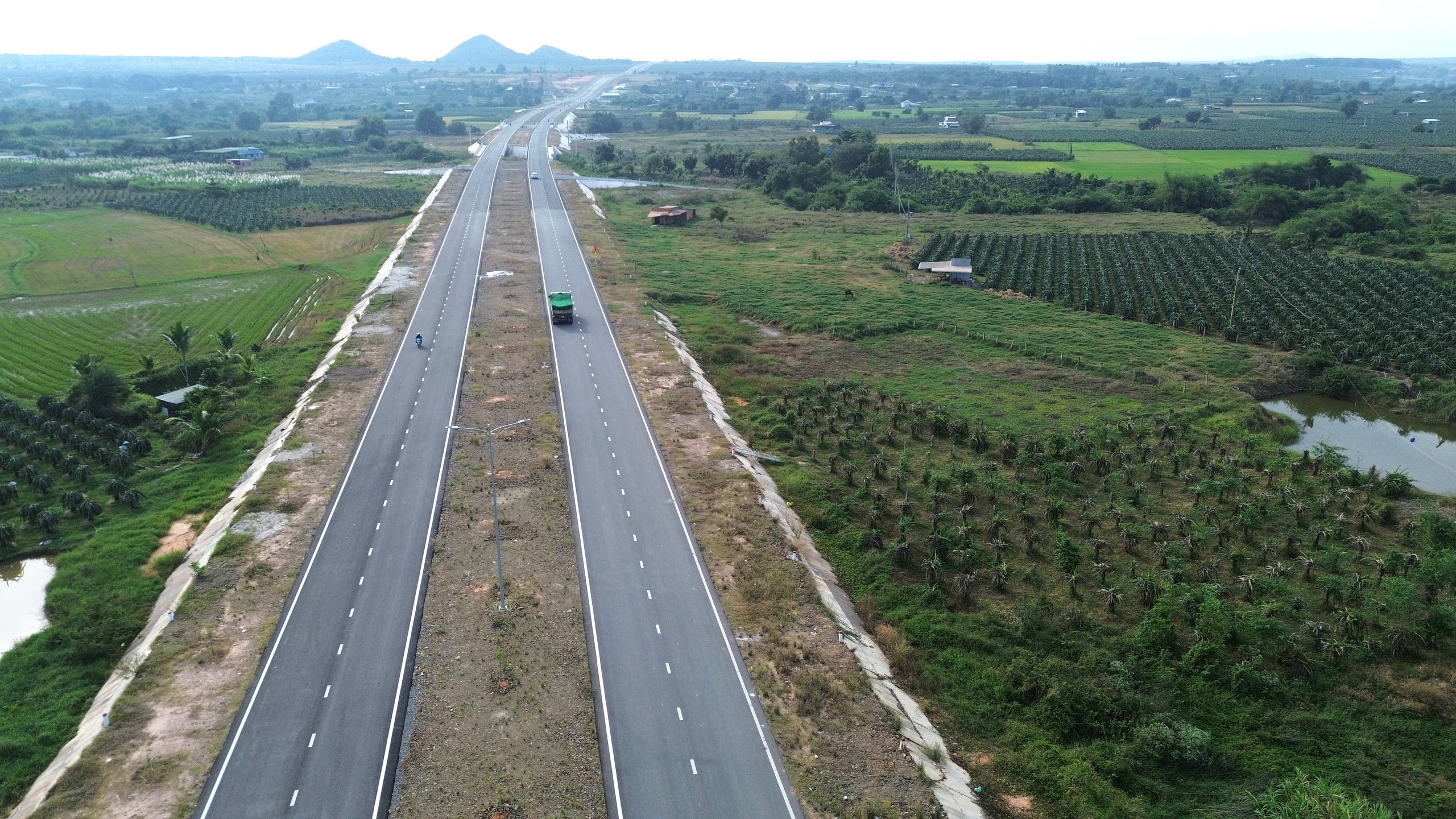 Phó Thủ tướng Thường trực Nguyễn Hòa Bình dự khánh thành 2 tuyến giao thông tại Bình Thuận- Ảnh 2.