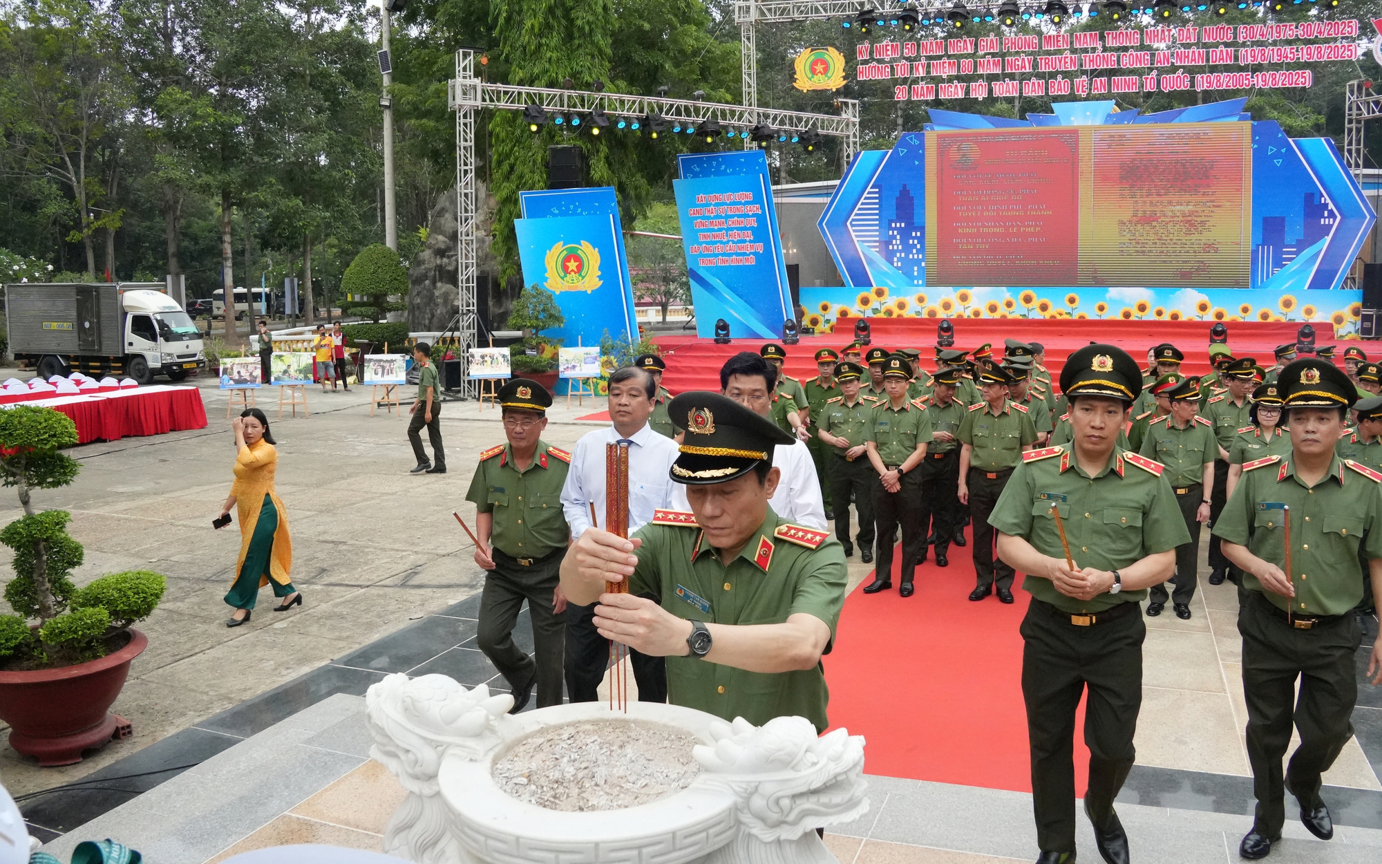 Bộ trưởng Bộ Công an Lương Tam Quang dâng hương các Anh hùng liệt sĩ tại Tây Ninh