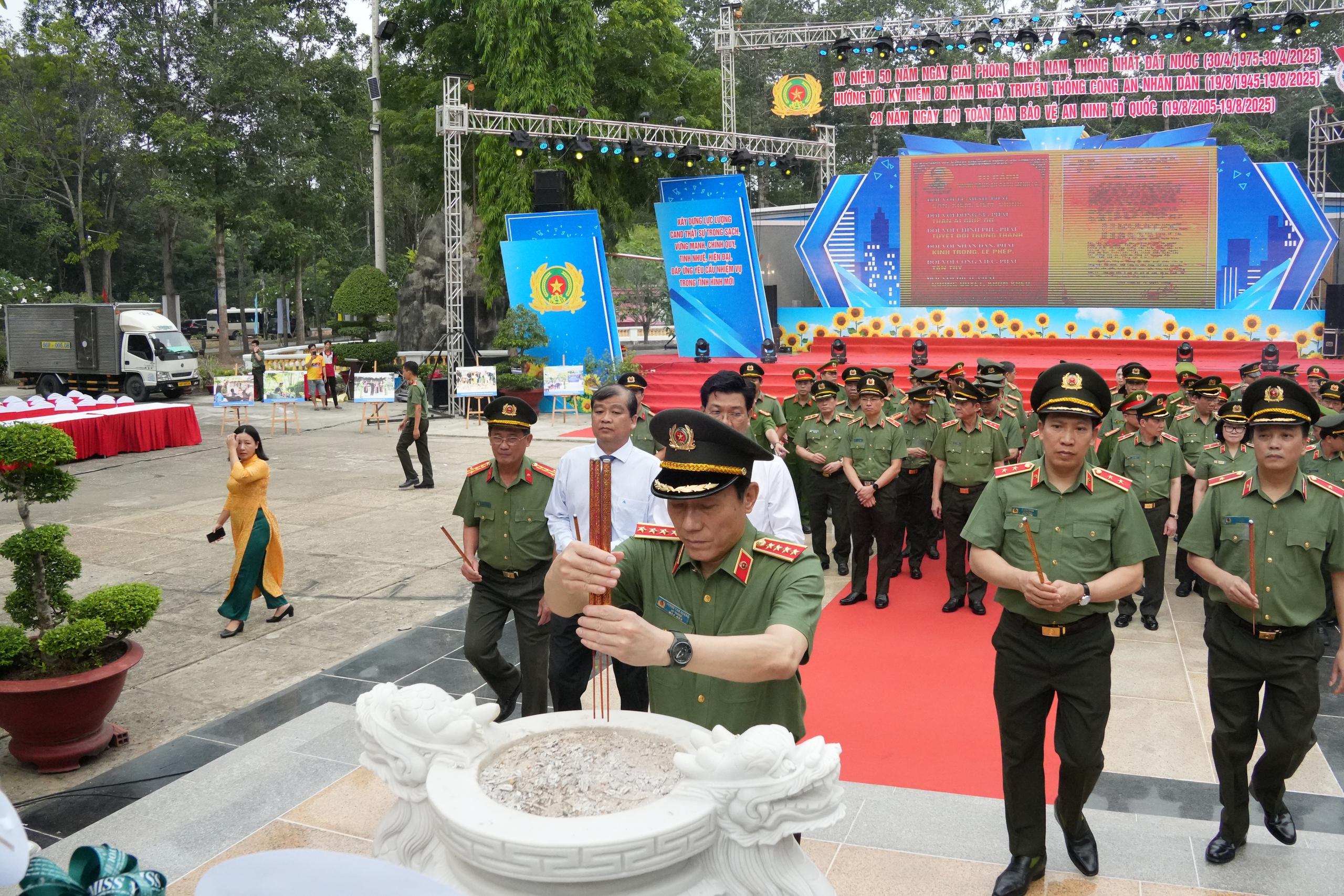 Bộ trưởng Bộ C&ocirc;ng an Lương Tam Quang d&acirc;ng hương c&aacute;c Anh h&ugrave;ng liệt sĩ tại T&acirc;y Ninh- Ảnh 2.