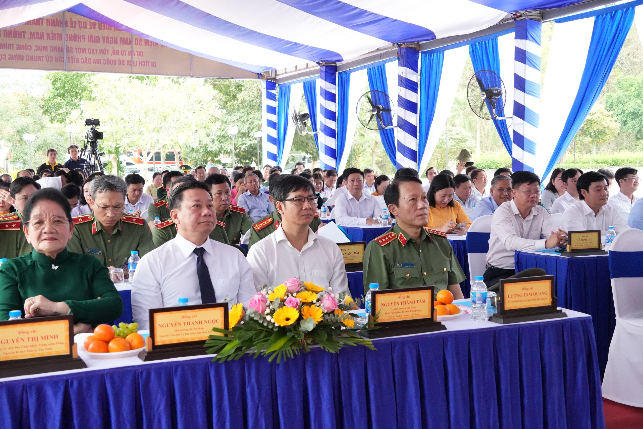 Bộ trưởng Bộ C&ocirc;ng an Lương Tam Quang d&acirc;ng hương c&aacute;c Anh h&ugrave;ng liệt sĩ tại T&acirc;y Ninh- Ảnh 4.