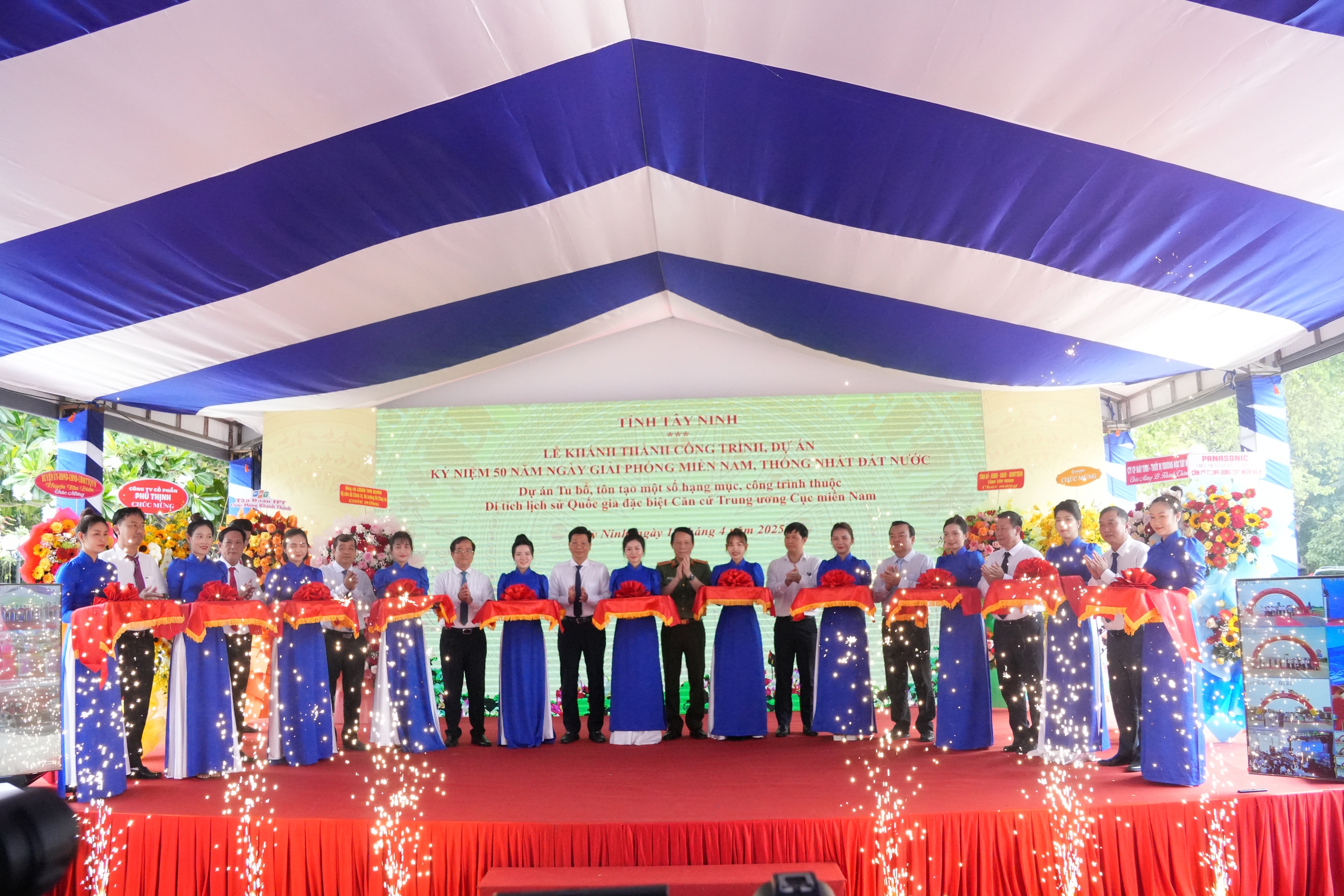 Bộ trưởng Bộ C&ocirc;ng an Lương Tam Quang d&acirc;ng hương c&aacute;c Anh h&ugrave;ng liệt sĩ tại T&acirc;y Ninh- Ảnh 5.