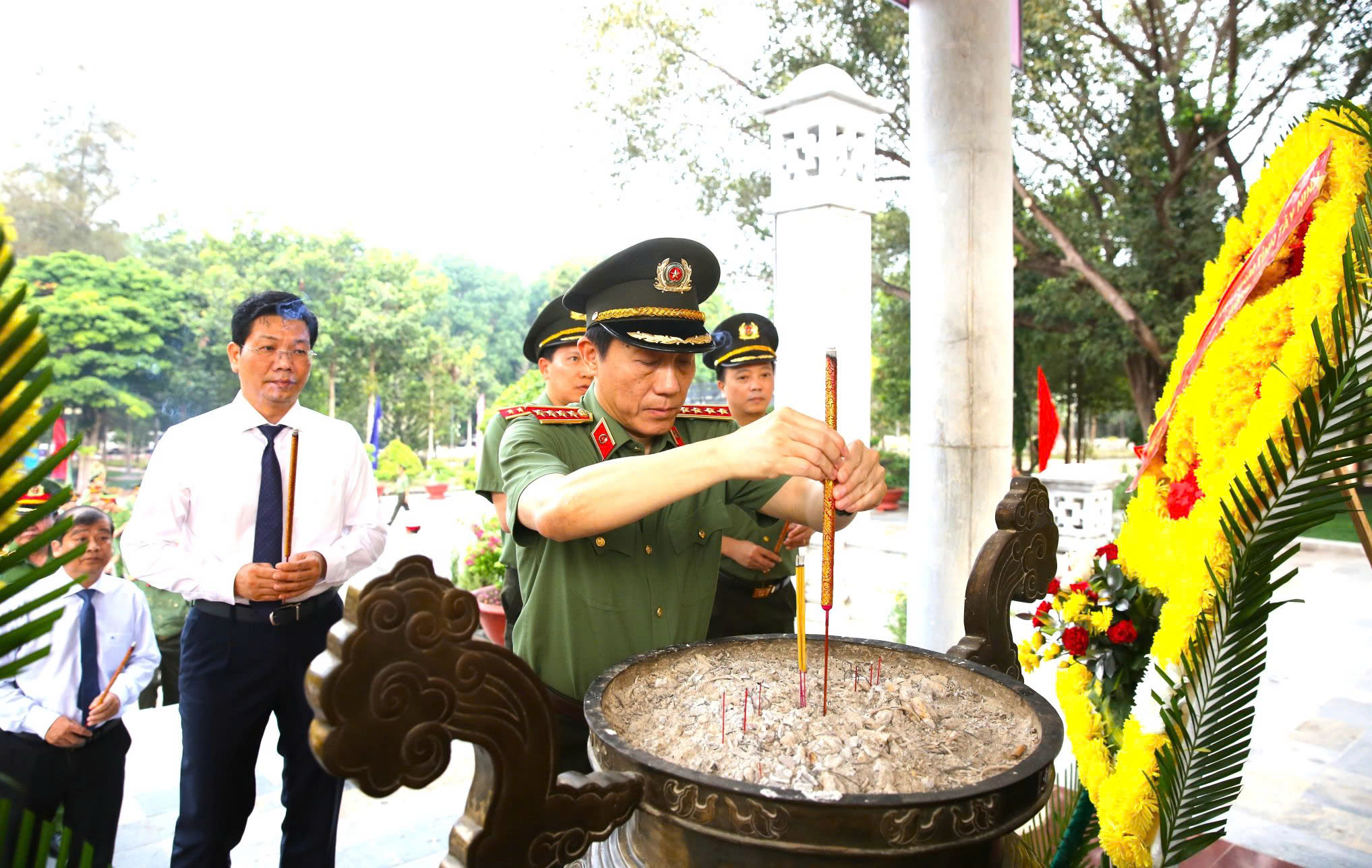Bộ trưởng Bộ C&ocirc;ng an Lương Tam Quang d&acirc;ng hương c&aacute;c Anh h&ugrave;ng liệt sĩ tại T&acirc;y Ninh- Ảnh 3.