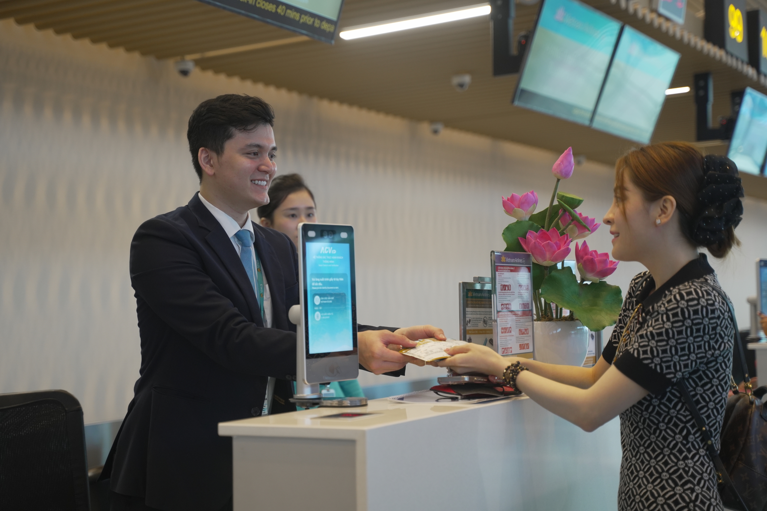 Vietnam Airlines khai trương nh&agrave; ga T3 bằng chuyến bay đặc biệt mang h&igrave;nh ảnh Chim Lạc- Ảnh 6.