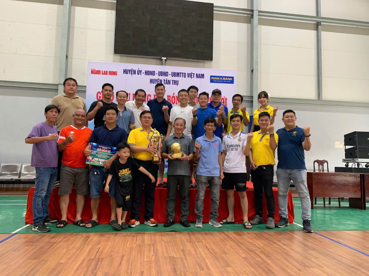 Giao lưu bóng đá, bóng chuyền giữa Báo Người Lao Động với các đơn vị tỉnh Long An- Ảnh 4.