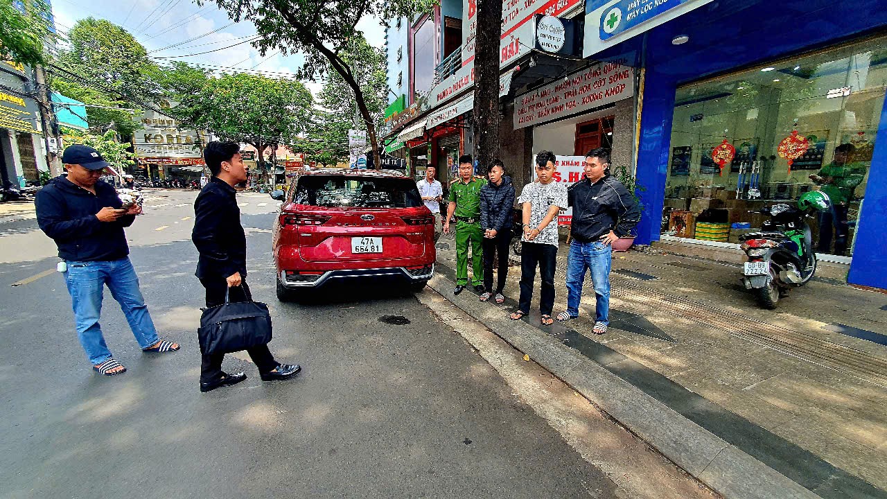 Nh&oacute;m thiếu ni&ecirc;n sống lang thang li&ecirc;n tiếp trộm cắp t&agrave;i sản tr&ecirc;n xe đỗ ngo&agrave;i đường- Ảnh 1.