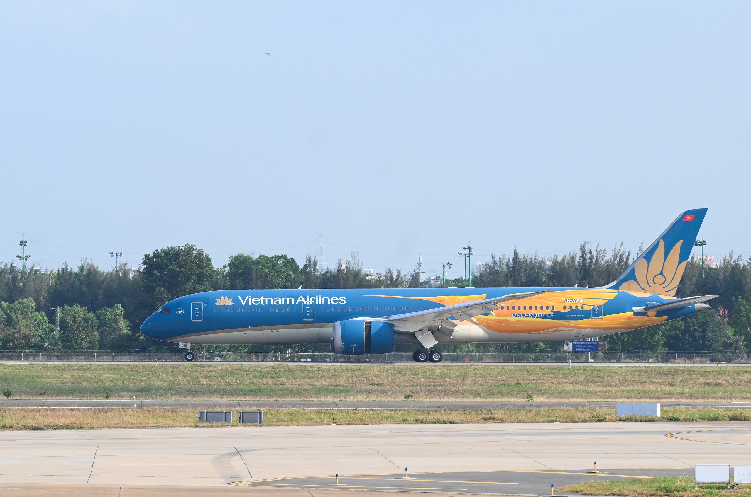 Máy bay Boeing VN-A868 mang biểu tượng chim Lạc thực hiện chuyến bay VN243 đang lăn trên đường lăn