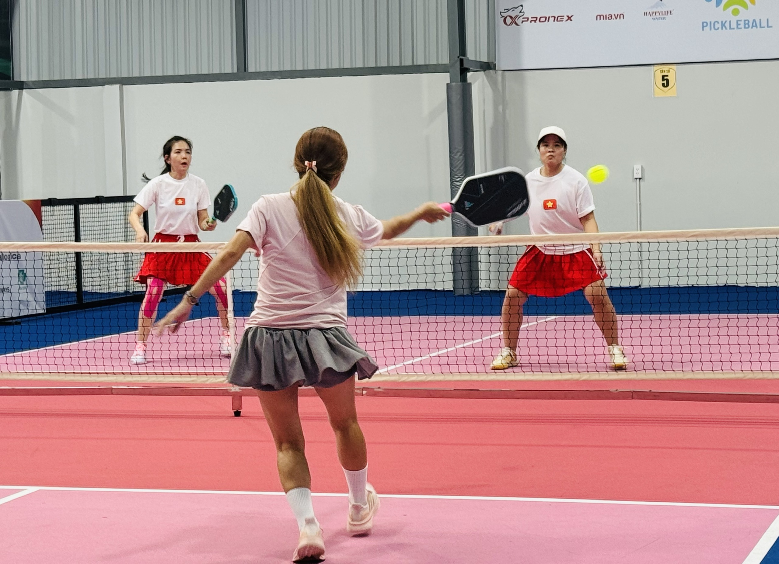 N&oacute;ng bỏng c&aacute;c cuộc tranh t&agrave;i ở Giải Pickleball B&aacute;o Phụ nữ TP HCM 2025- Ảnh 2.