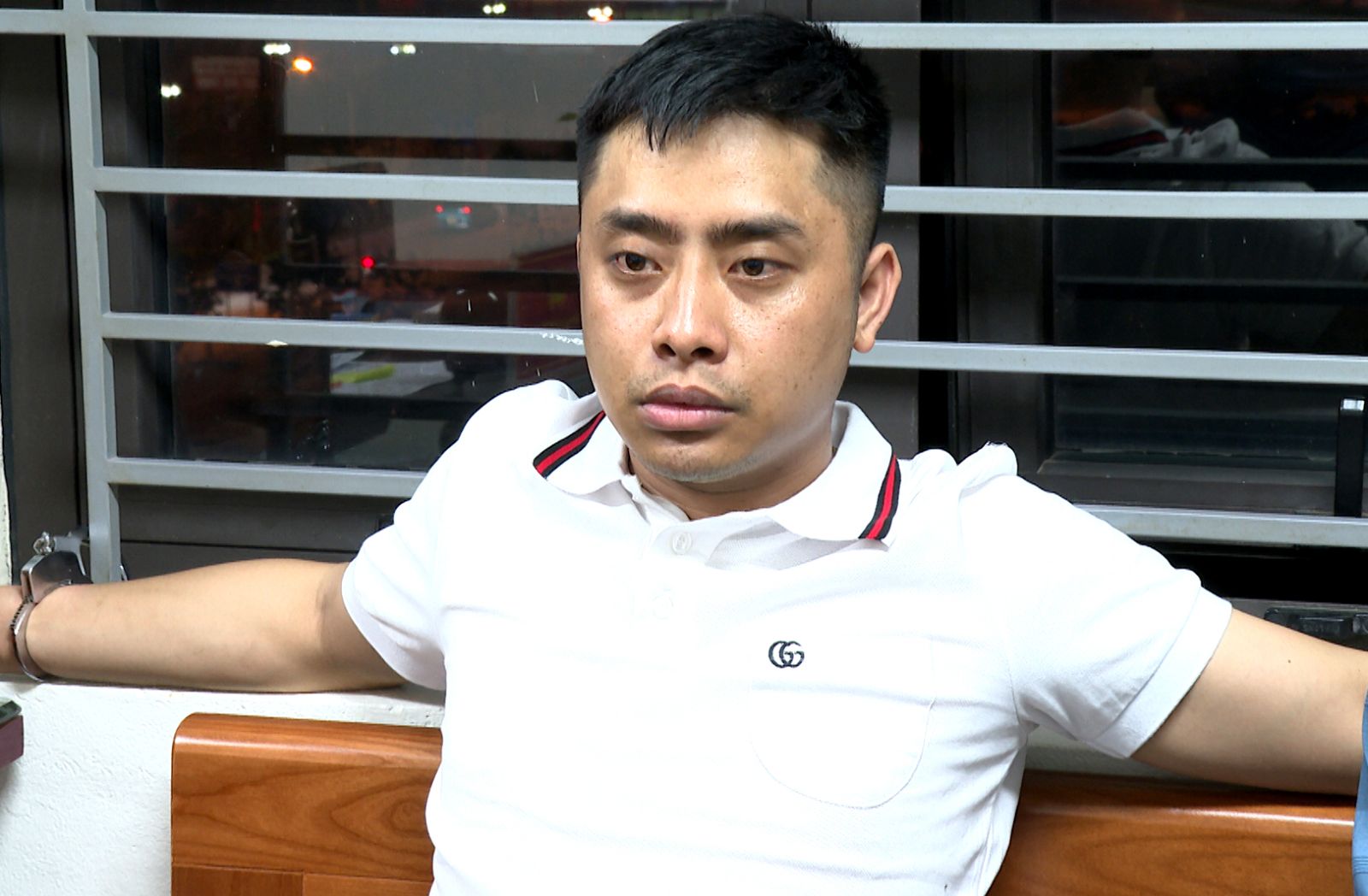 Nghi phạm B&ugrave;i Đ&igrave;nh Kh&aacute;nh bị bắt khi đang đi bộ tr&ecirc;n đường- Ảnh 1.