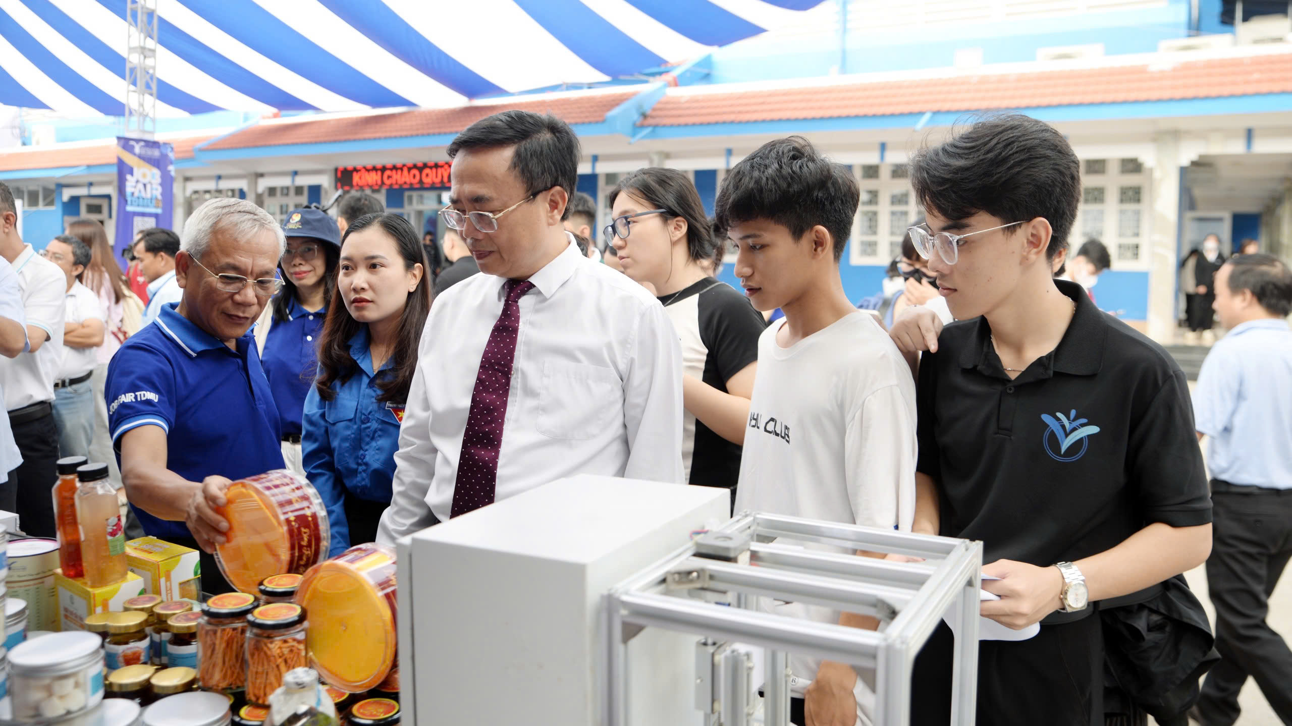 Hơn 1.000 vị tr&iacute; việc l&agrave;m "ch&agrave;o mời" sinh vi&ecirc;n Trường Đại học Thủ Dầu Một- Ảnh 2.