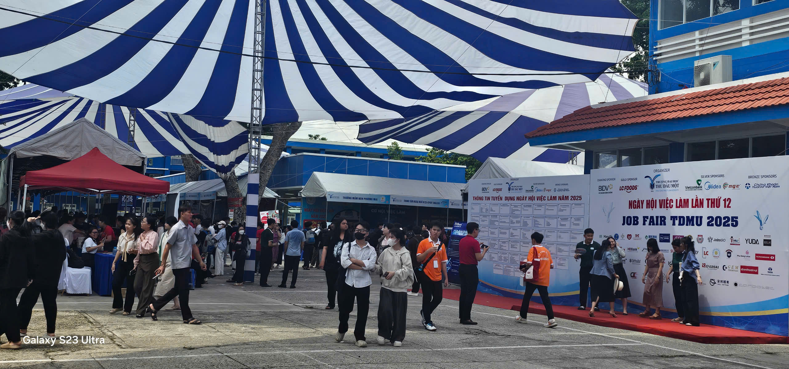 Hơn 1.000 vị tr&iacute; việc l&agrave;m "ch&agrave;o mời" sinh vi&ecirc;n Trường Đại học Thủ Dầu Một- Ảnh 6.