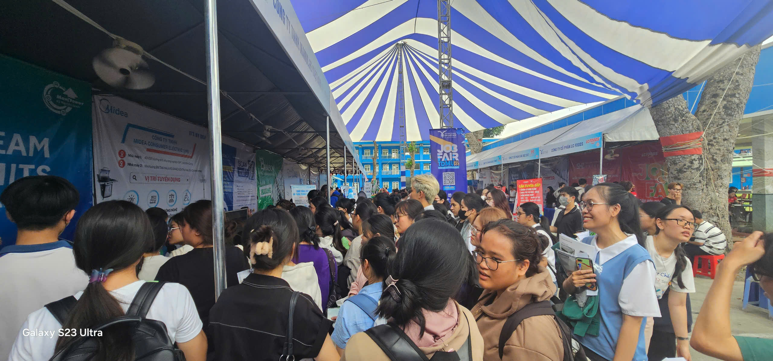 Hơn 1.000 vị tr&iacute; việc l&agrave;m "ch&agrave;o mời" sinh vi&ecirc;n Trường Đại học Thủ Dầu Một- Ảnh 1.
